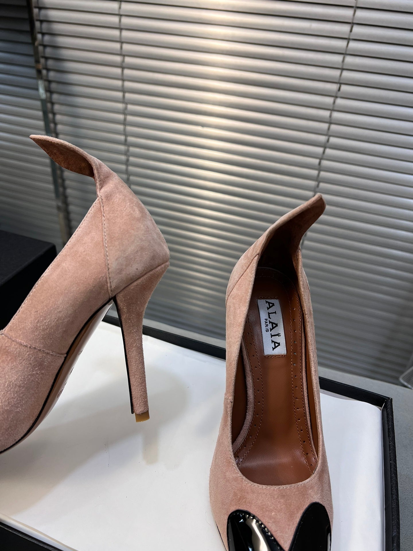 ALAIA HIGH PUMPS 10CM IN ALMOND BEIGE SUEDE MIX BLACK CALFSKIN