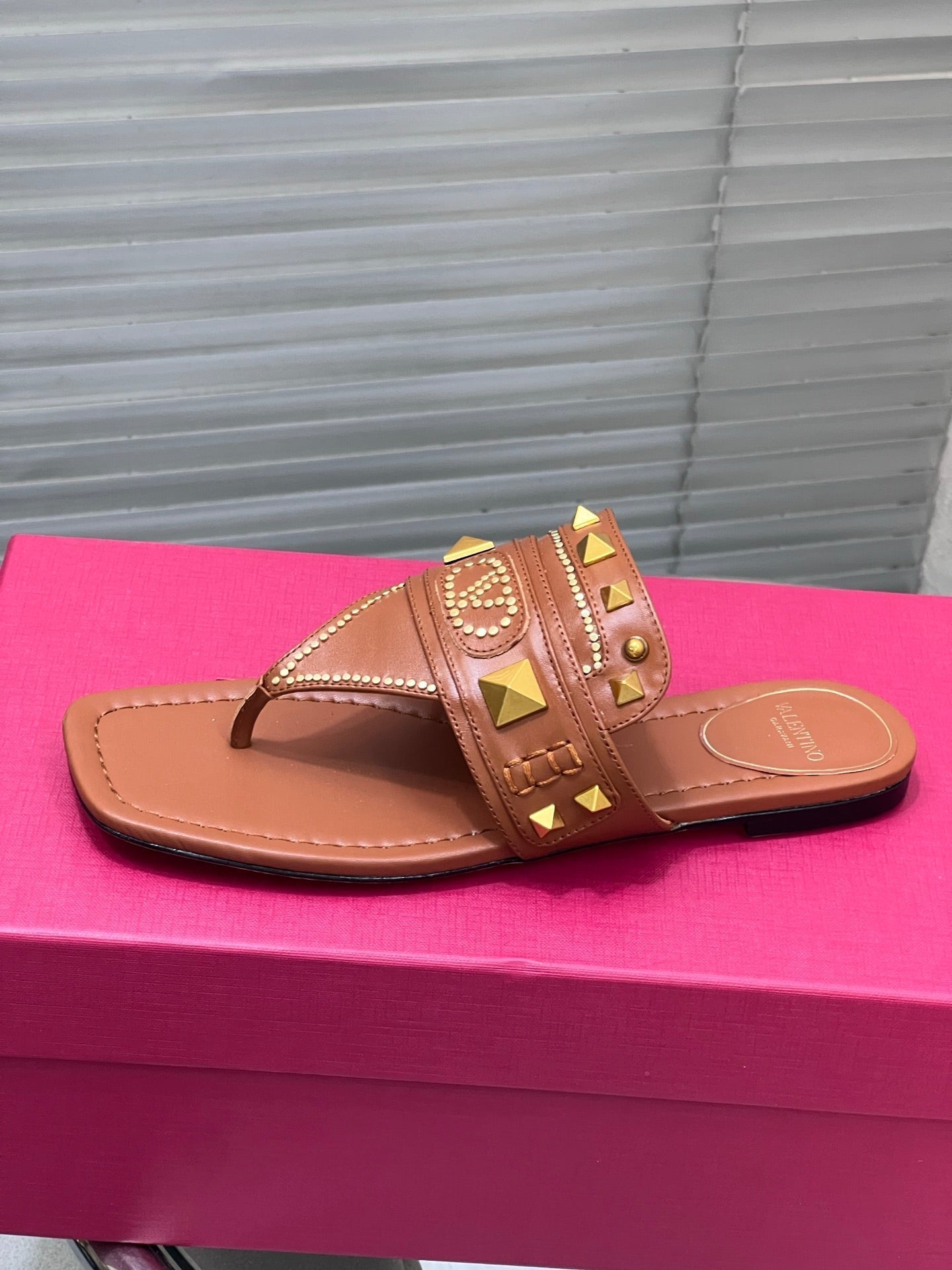 VT Rockstud Thong Sandals Brown Cowhide