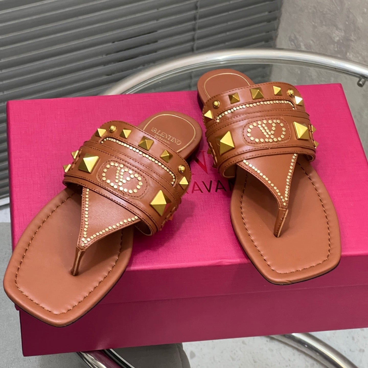 VT Rockstud Thong Sandals Brown Cowhide