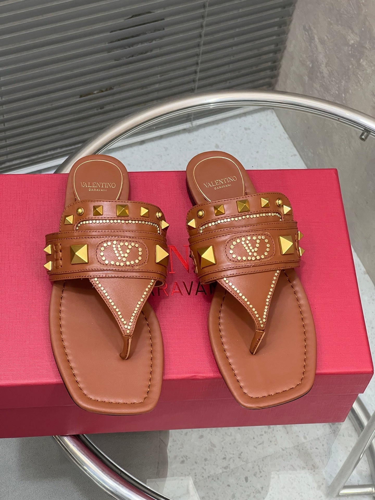 VT Rockstud Thong Sandals Brown Cowhide