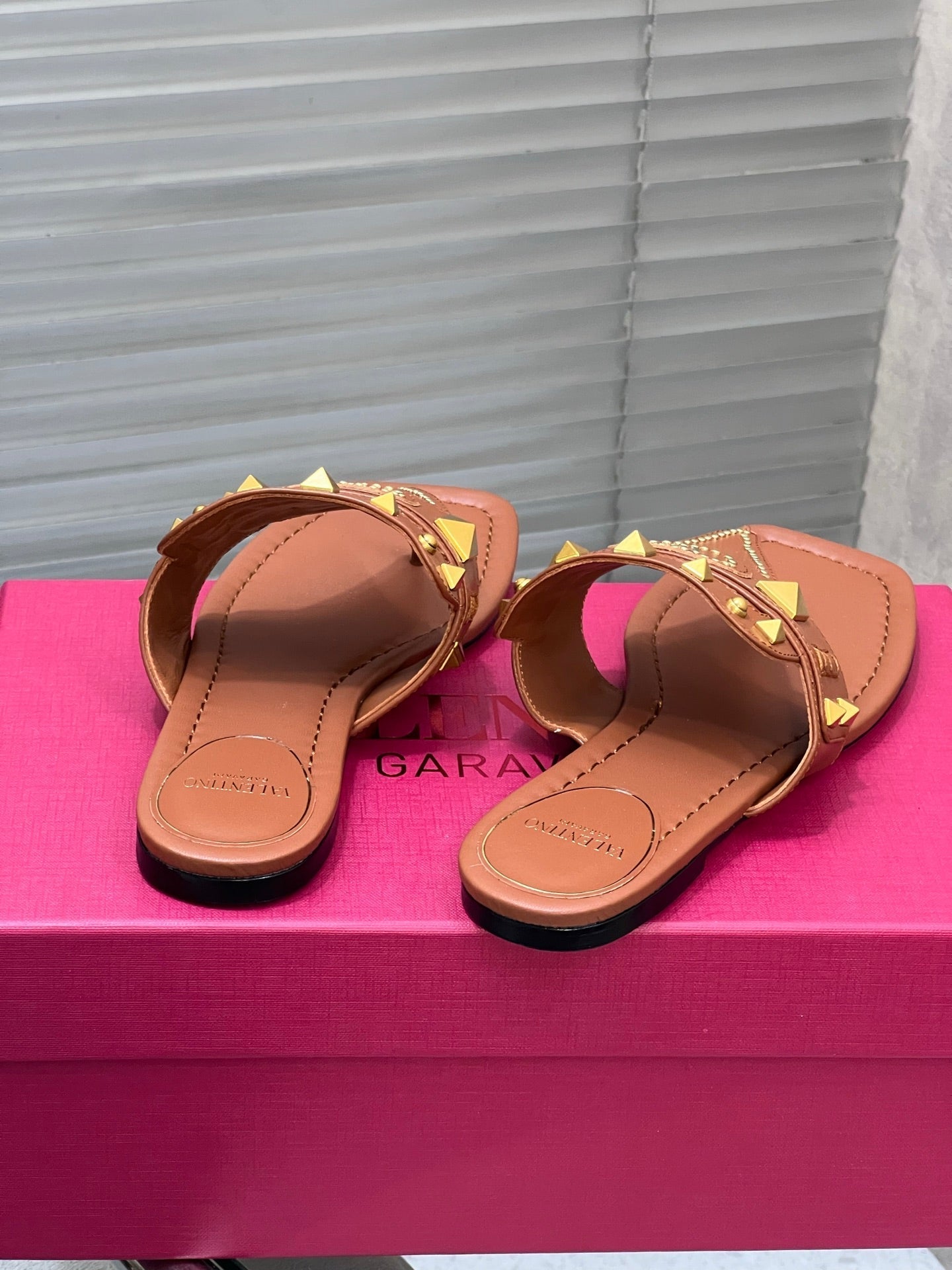 VT Rockstud Thong Sandals Brown Cowhide