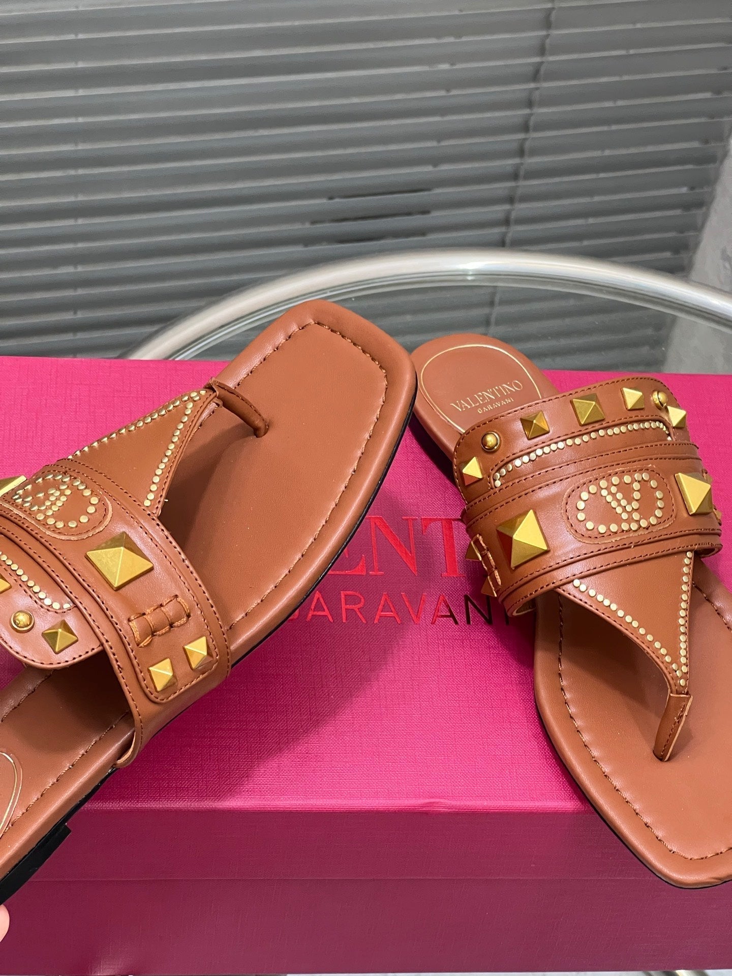 VT Rockstud Thong Sandals Brown Cowhide