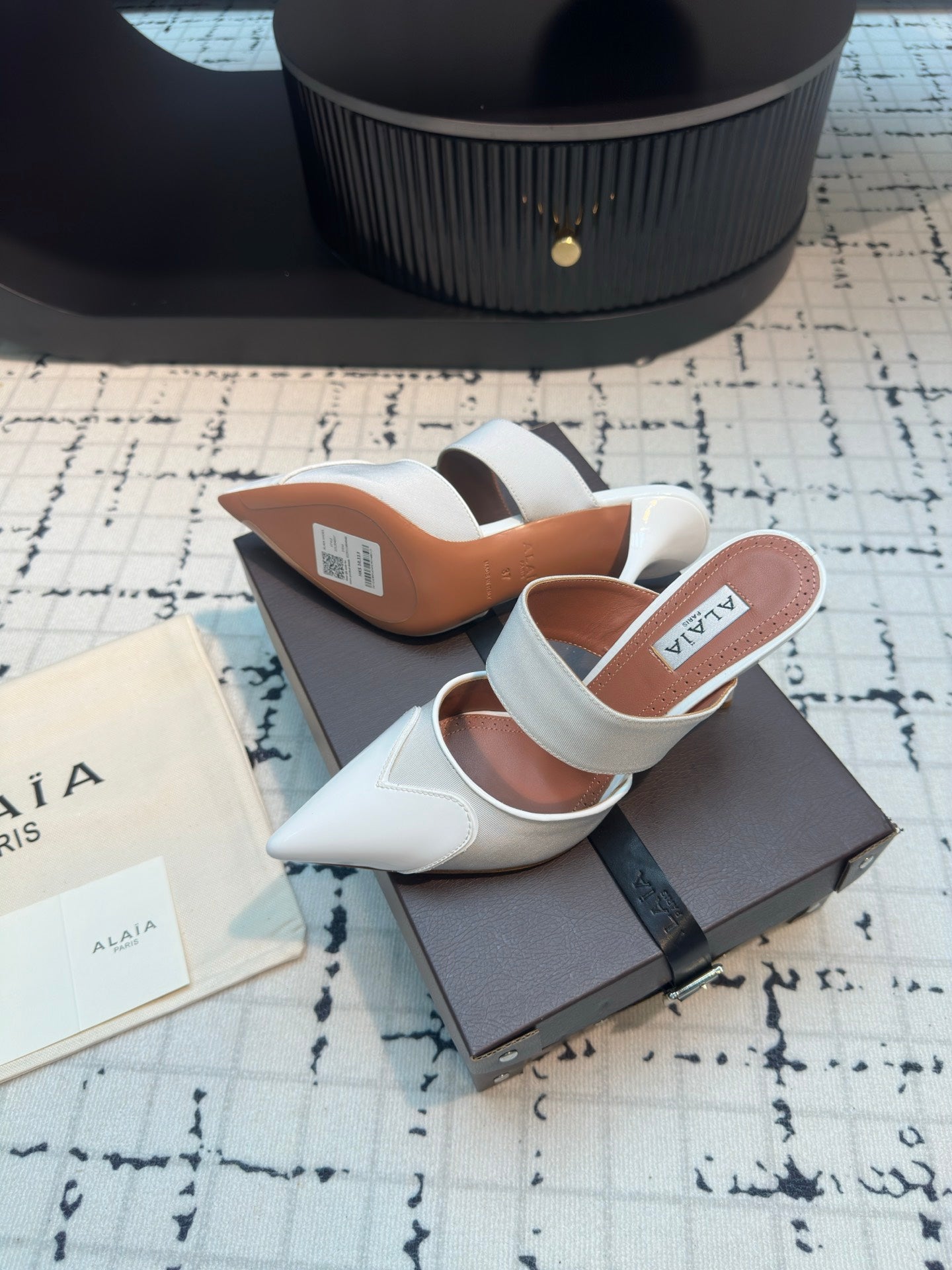 ALAIA HIGH HEEL 9 CM IN WHITE CALFSKIN