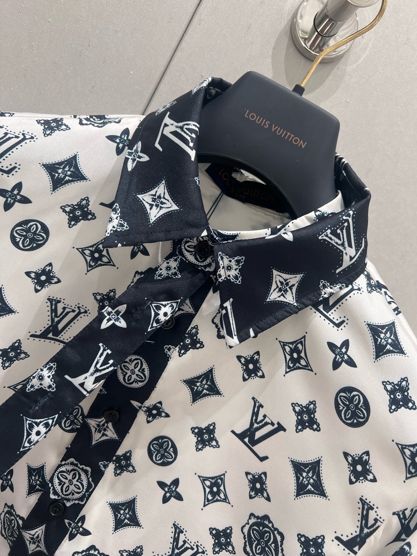 LV 25 Logo  Shirt Black White 210661