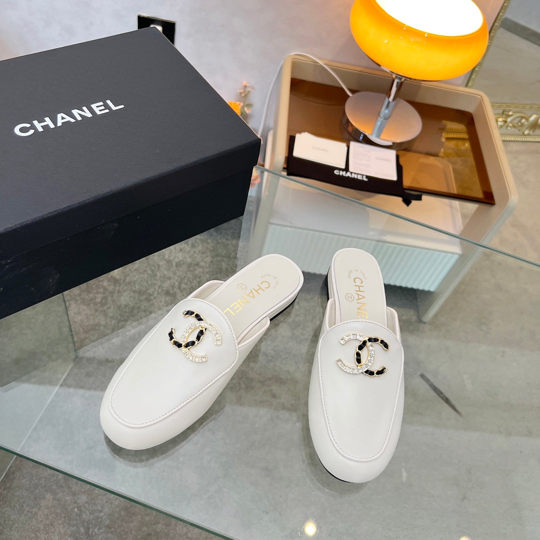 CC 25 Mule White Calfskin Large Double C Logo