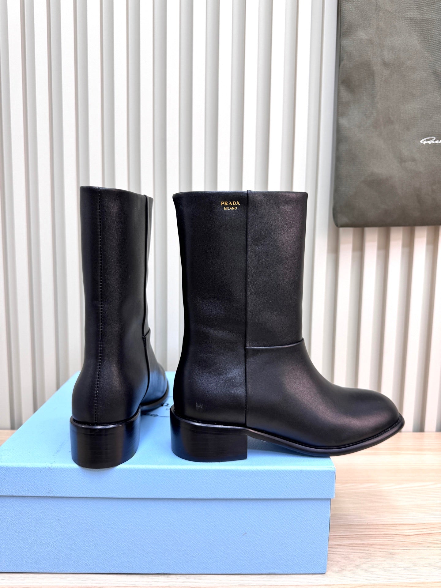 PRA latest mid-length boots black sheepskin 443659