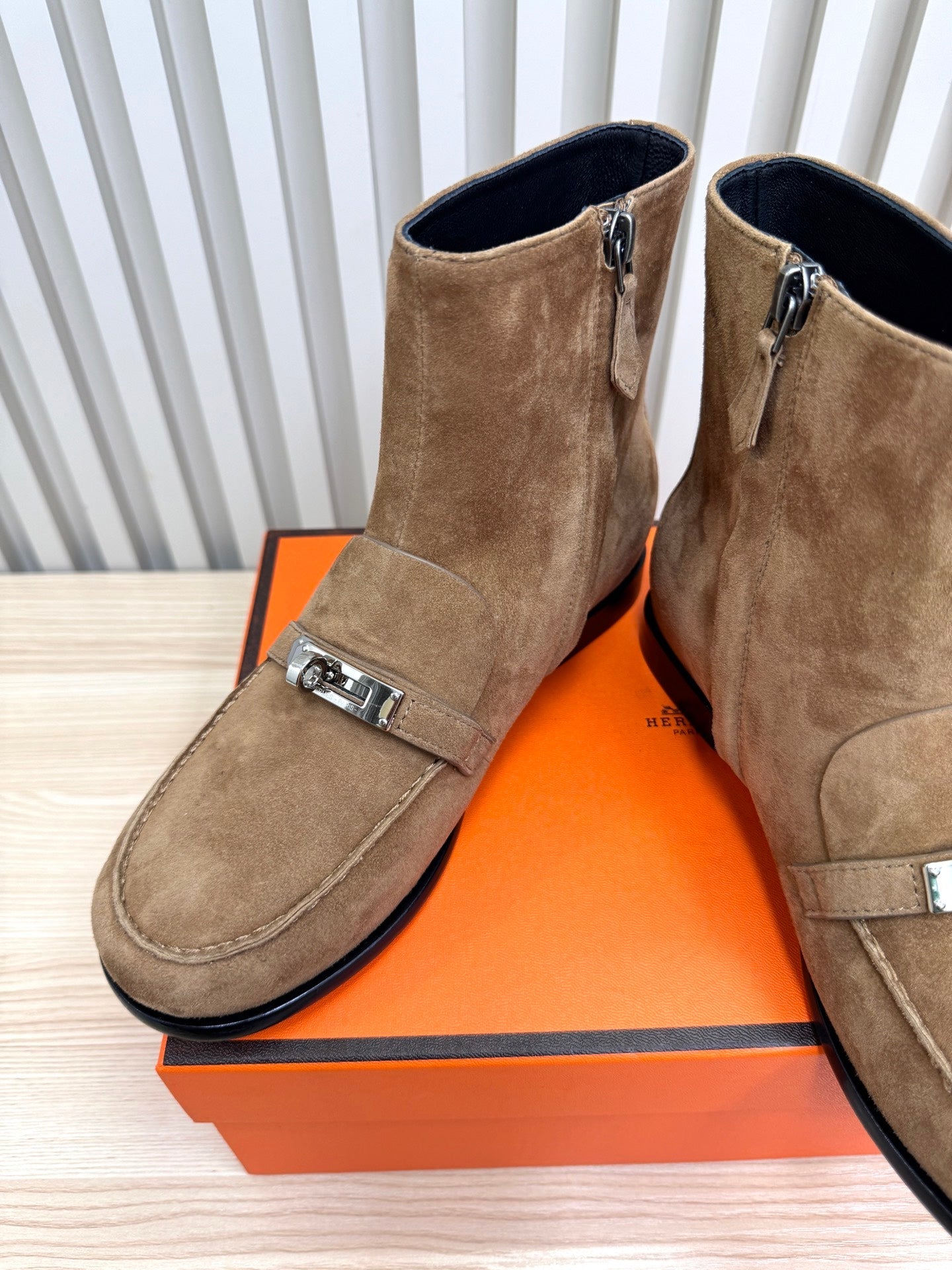 HM 25 Kelly Buckle Ankle Boots Tan Silver Suede 513079