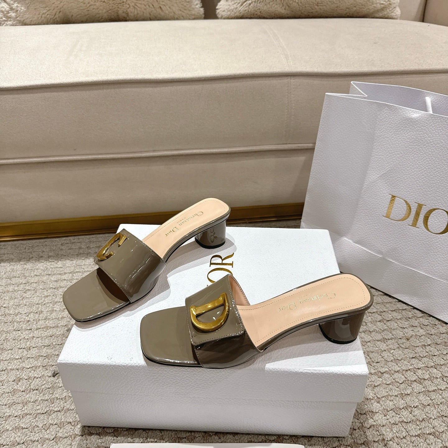 CD 25 C'EST DIO olive green patent leather 396127