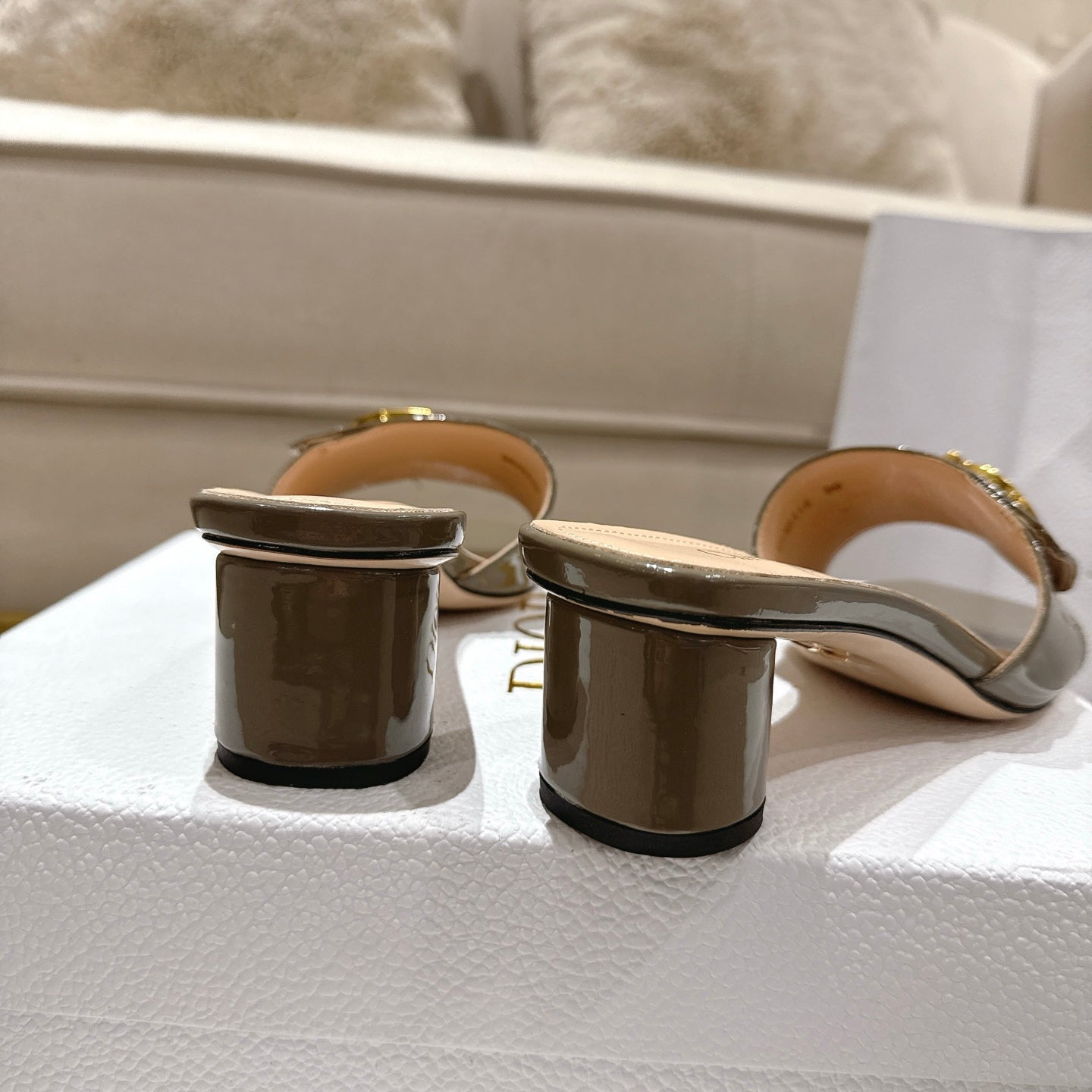 CD 25 C'EST DIO olive green patent leather 396127