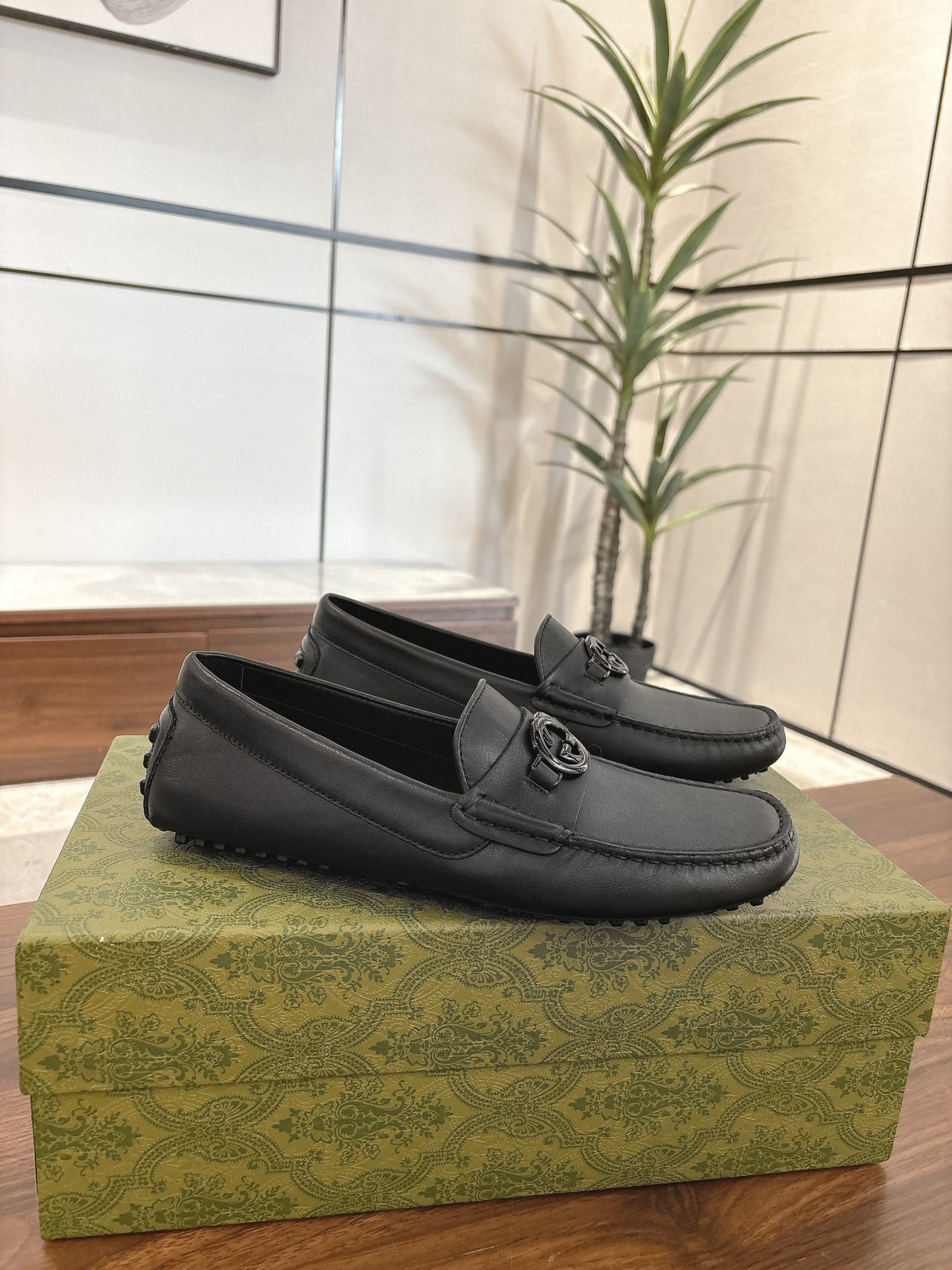 GG Men's Loafer Black Cowhide 547771