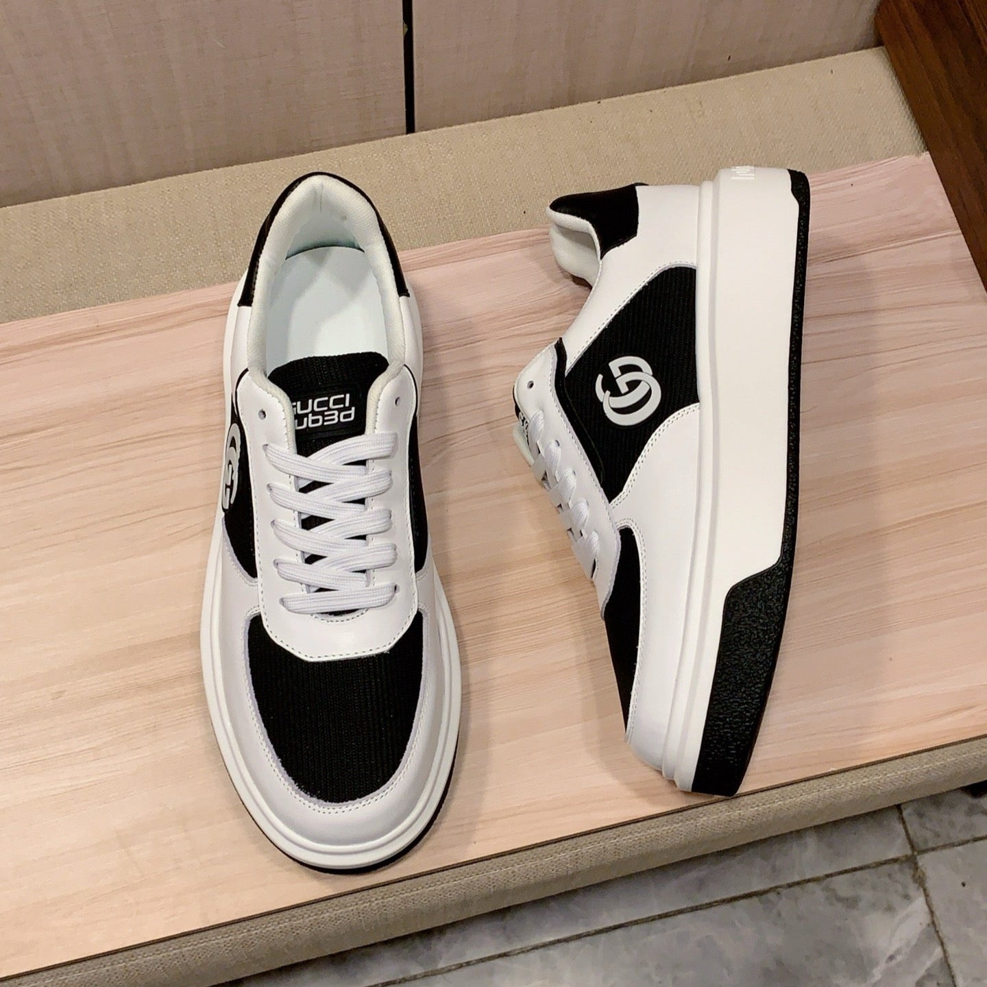 GG Men's Sneaker Black White Sheepskin 709673