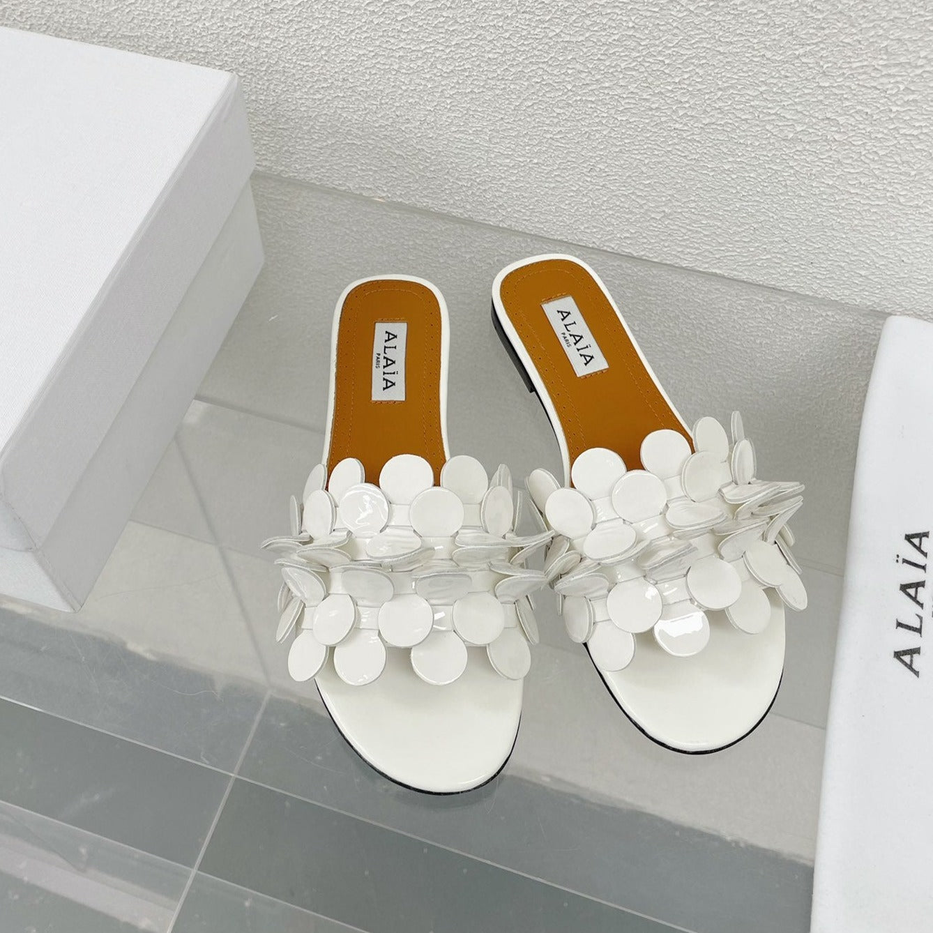 alaia sandal mule flower white pantent lambskin