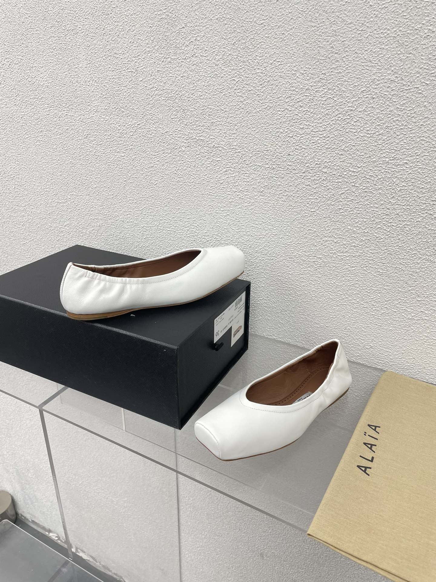 ALAIA BALLET FLATS IN WHITE CALFSKIN