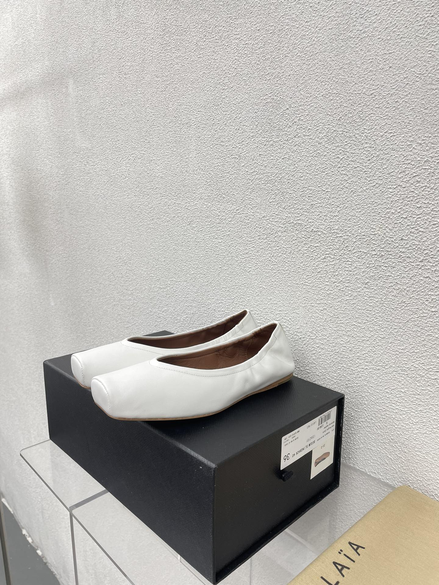 ALAIA BALLET FLATS IN WHITE CALFSKIN