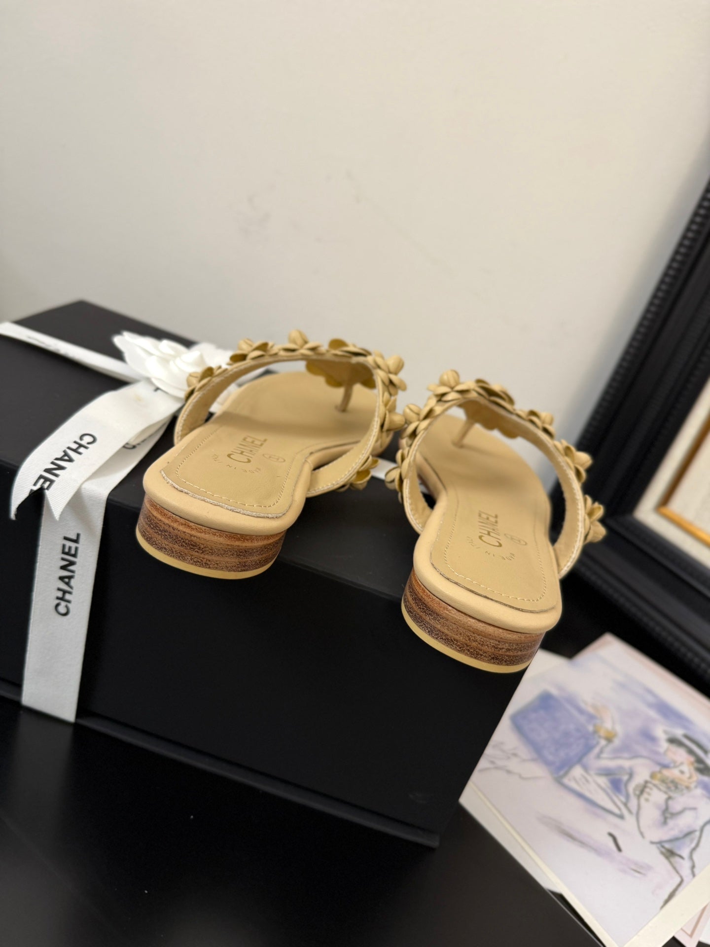 CC 25 Flower Thong Slippers Beige Cowhide 233417