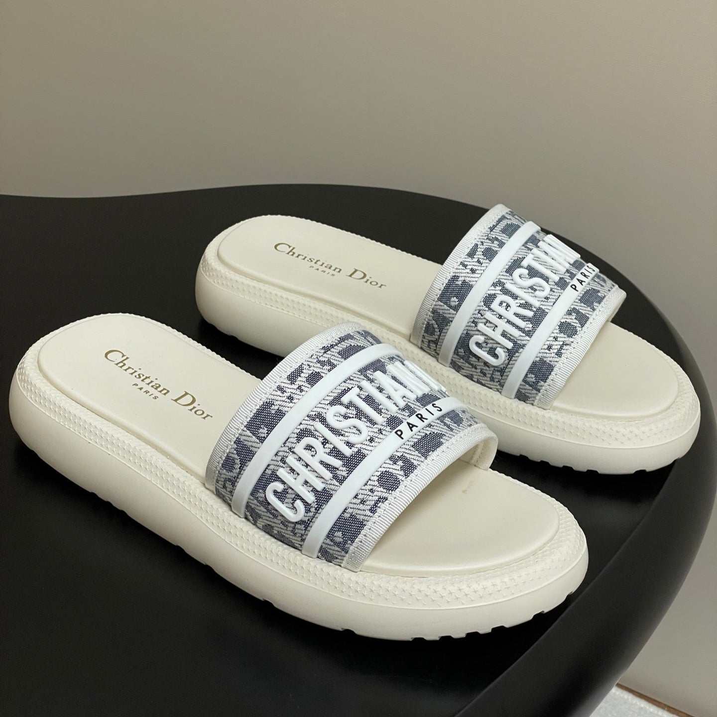 CD 25  Slippers White Gray Fabric 394062