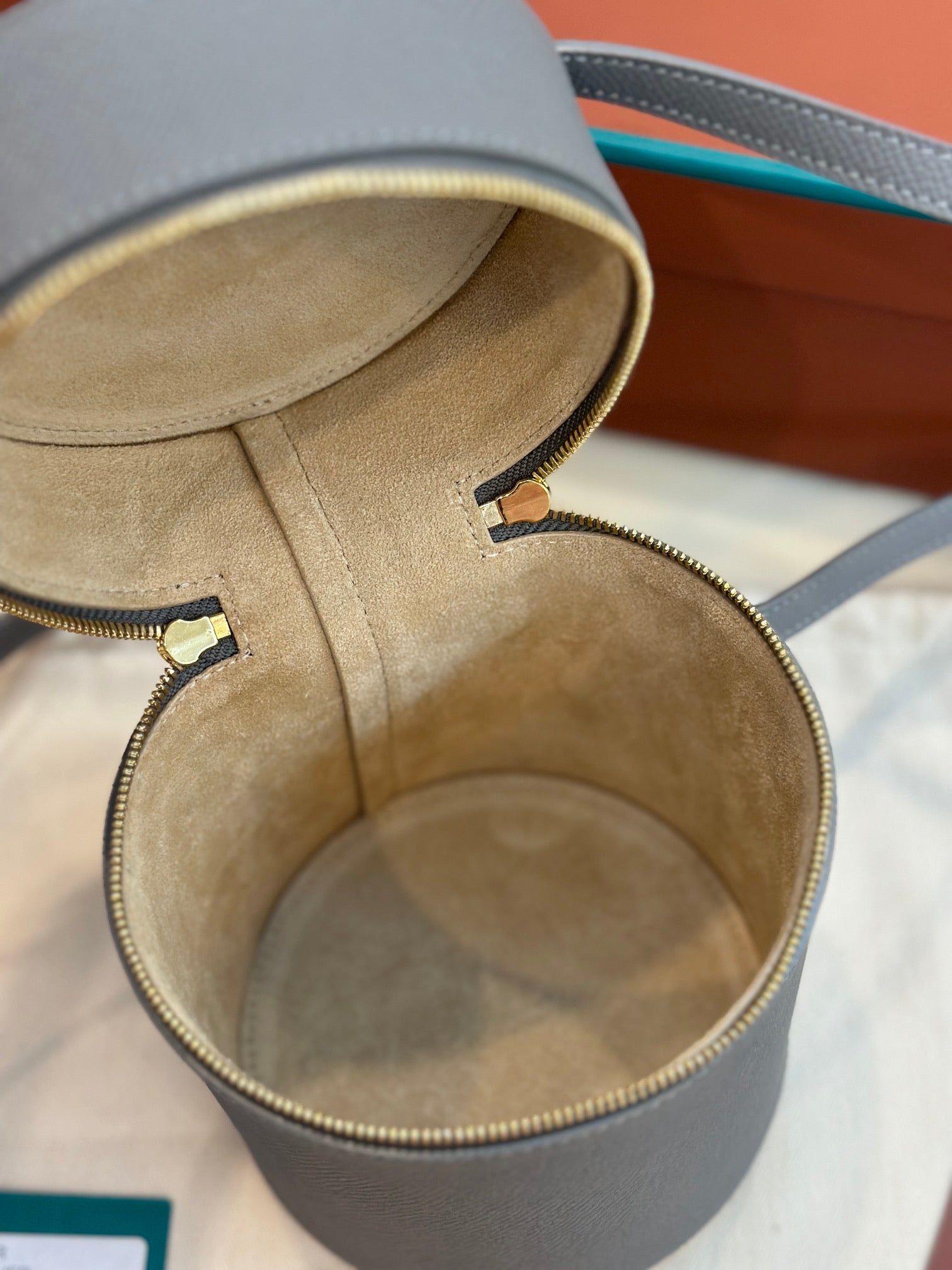 EXTRA CASE MEDIUM 16 BAG IN DOVE GRAY SMOOTH CALFSKIN WITH GOLD HARDWARE