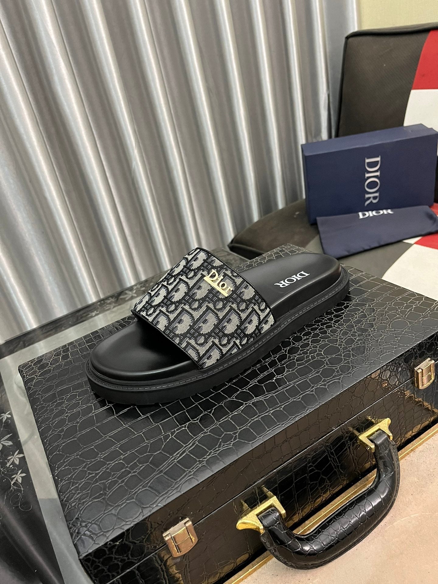 CD AQUA SLIDE SANDAL BLACK AND GRAY JACQUARD