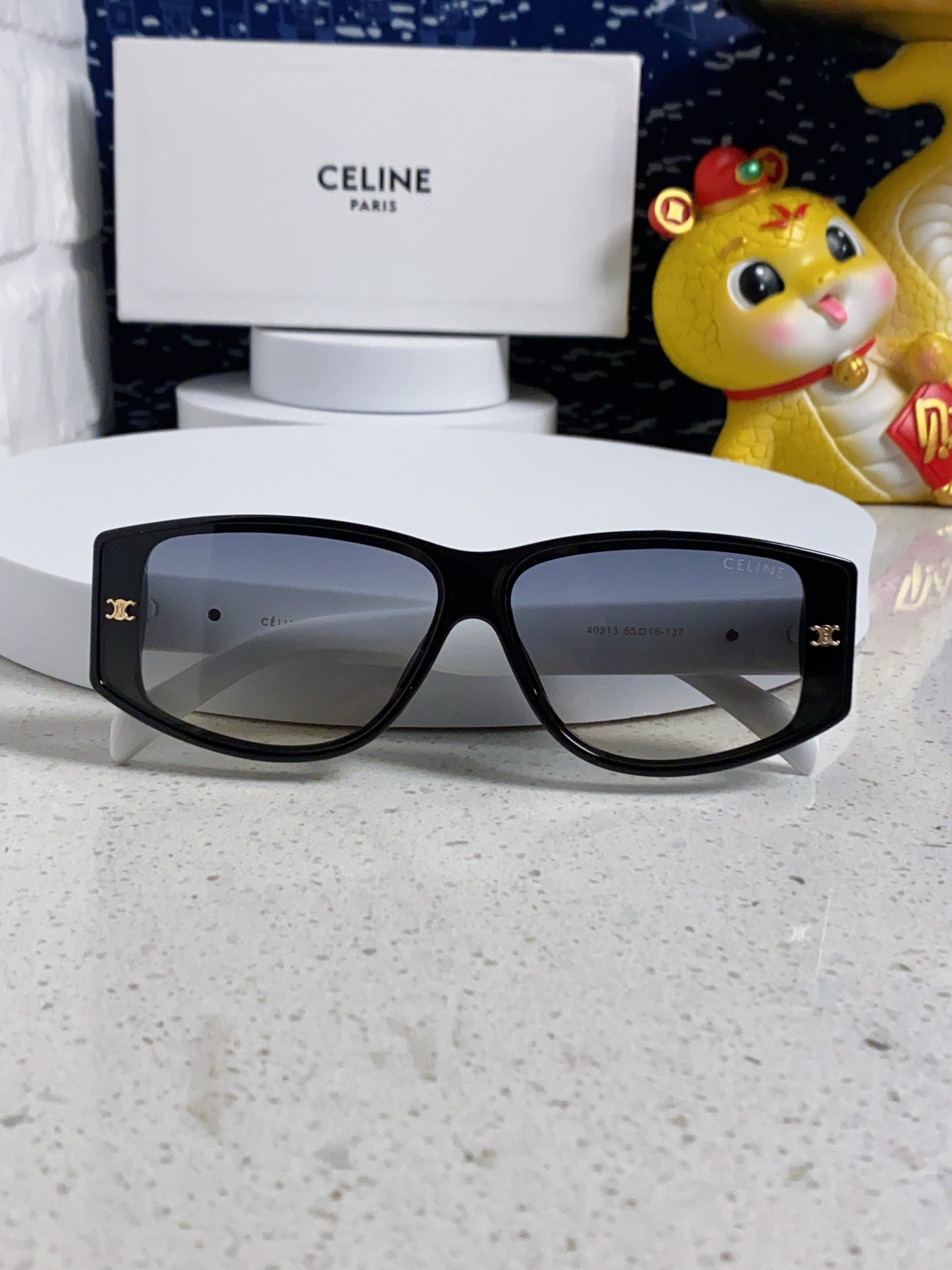 TRIOMPHE SUNGLASS 566216 IN BLACK AND WHITE ACETATE