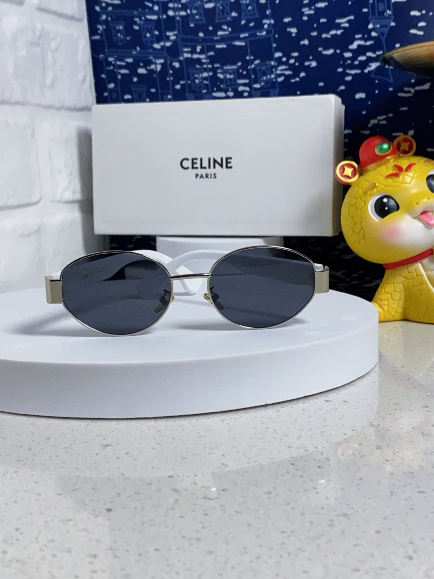 TRIOMPHE SUNGLASS 538530 IN WHITE ACETATE BLACK LENSES