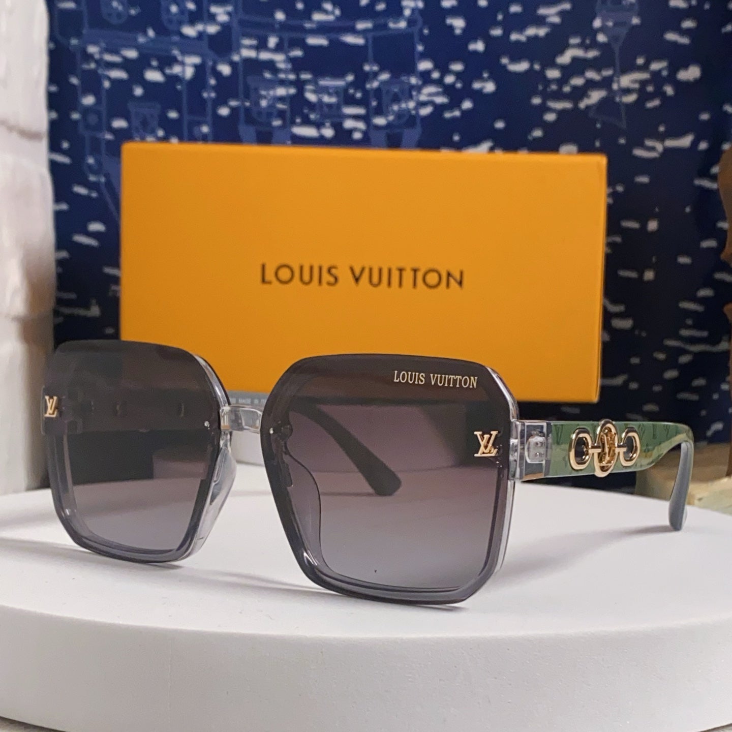 SQUARE SUNGLASSES 573318 IN GREEN ACETATE GREY SMOKE LENS