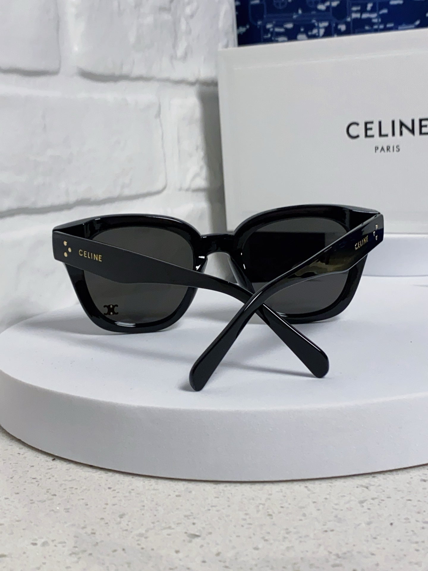 SQUARE SUNGLASS 575845 IN BLACK ACETATE BLACK LENSES