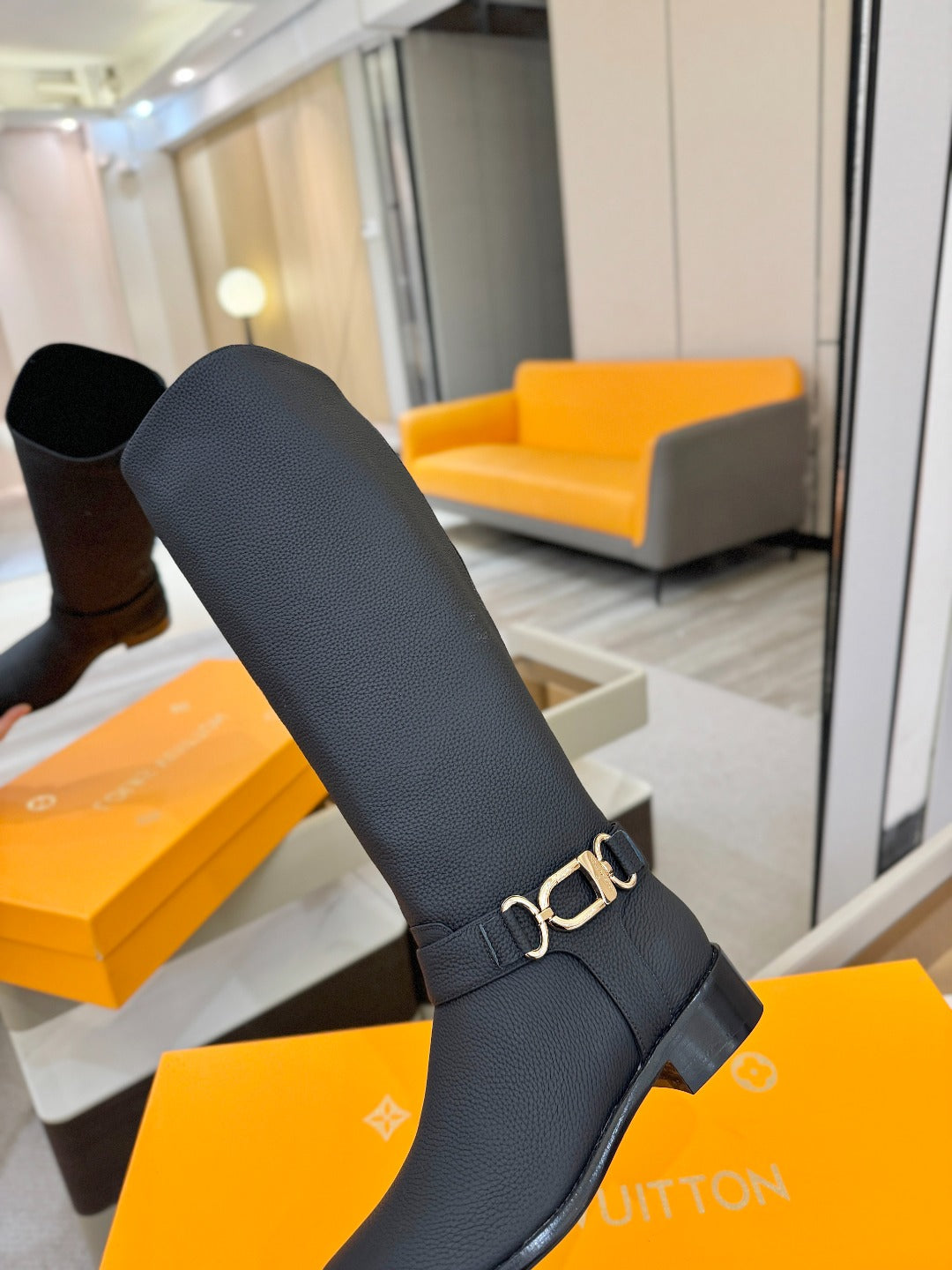 LV 25 Martin Boots 30 Black  Cowhide 573884