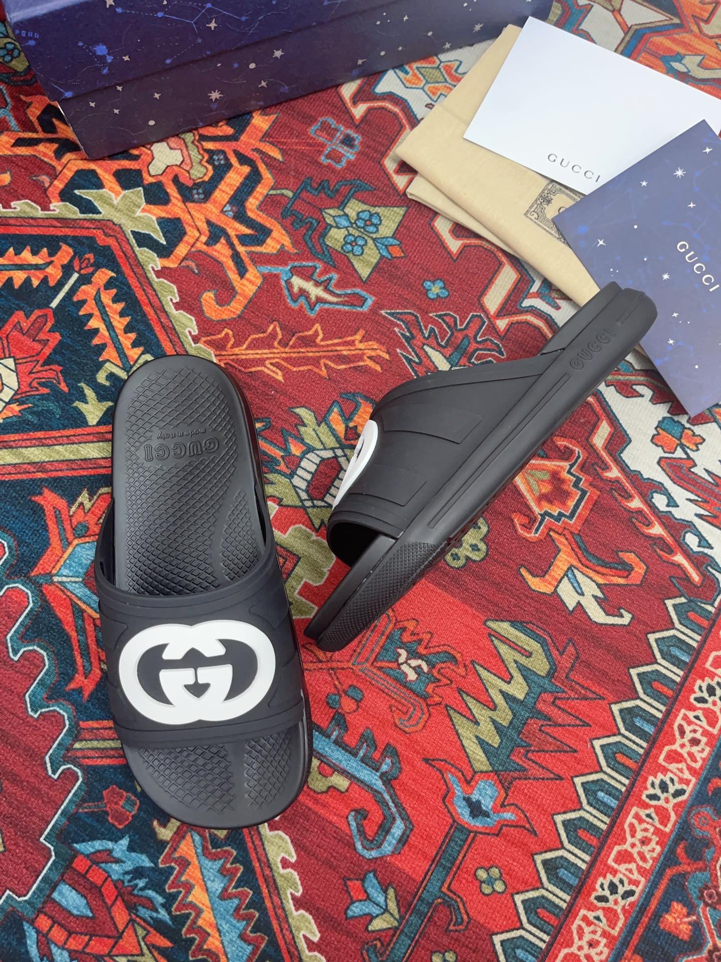 GG INTERLOCKING G SLIDE SANDAL BLACK RUBBER 1