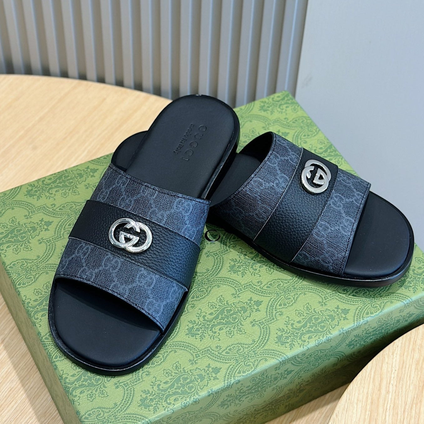 GG Men's Interlocking G Slides Black Cowhide 547642