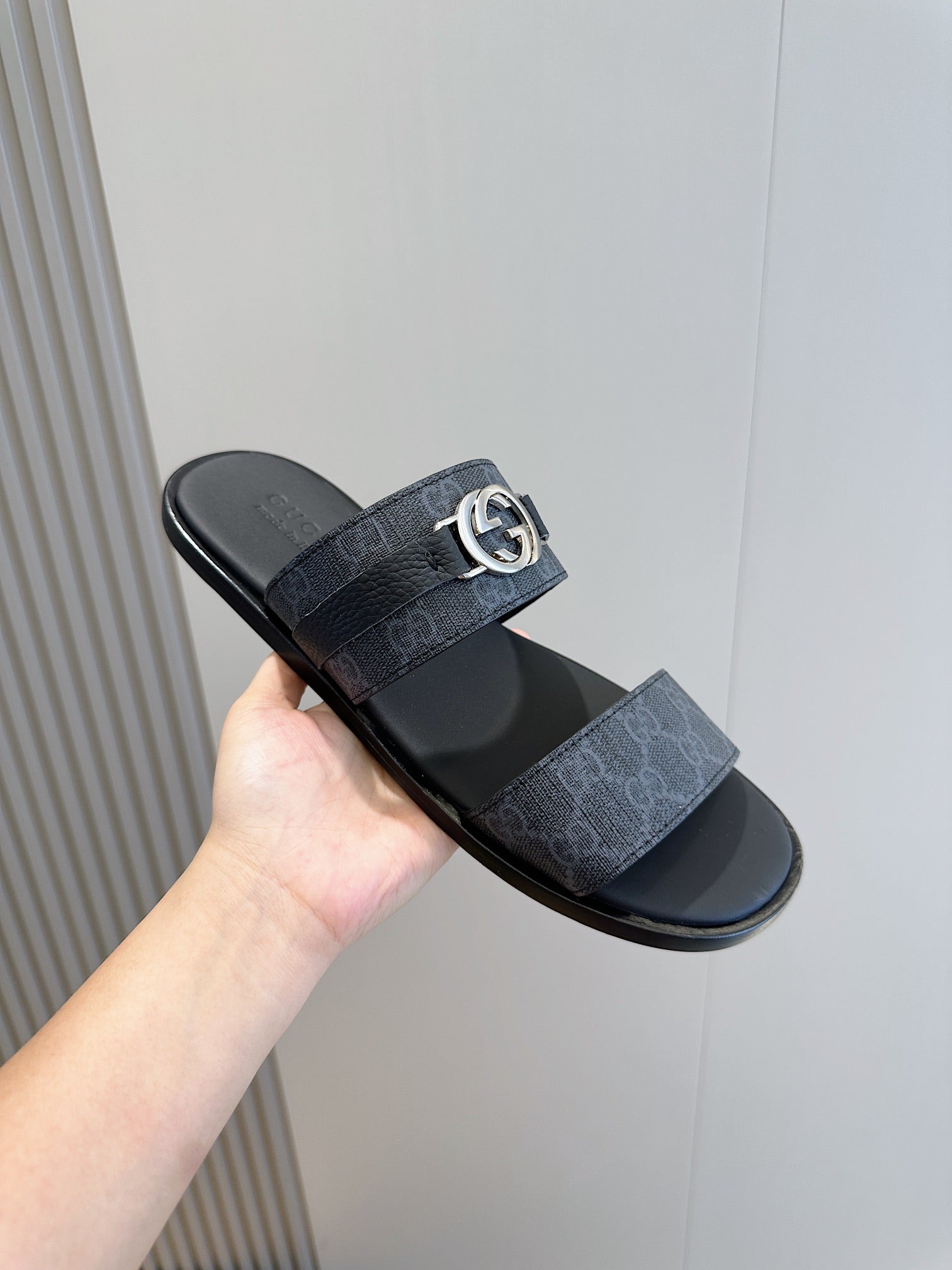 GG Men's Interlocking G Sandals Black Cowhide 547646