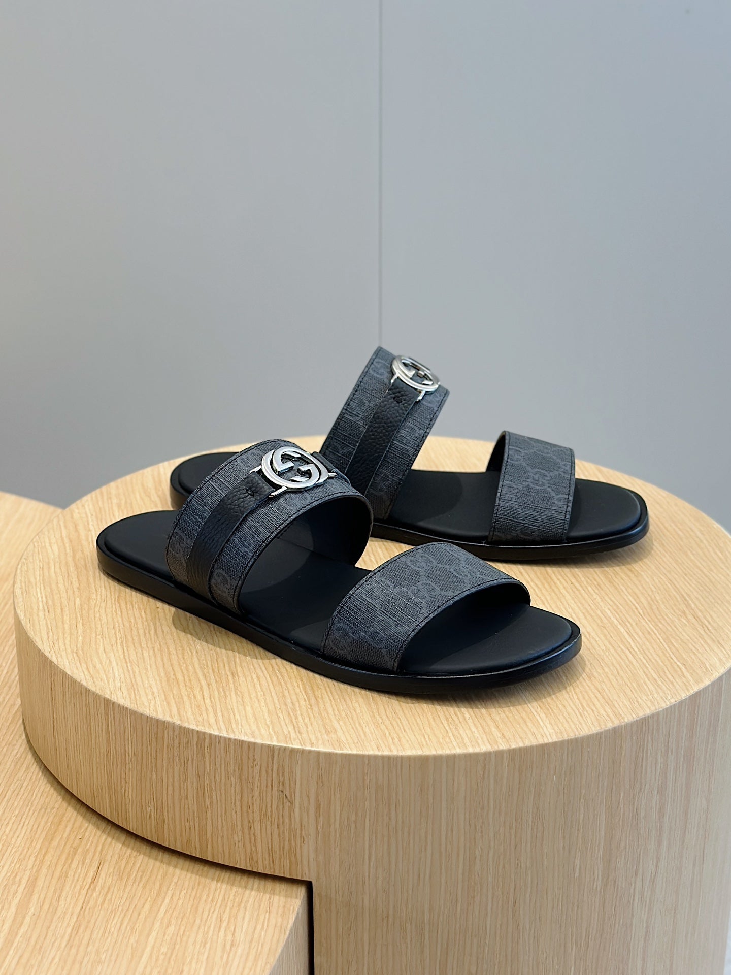 GG Men's Interlocking G Sandals Black Cowhide 547646