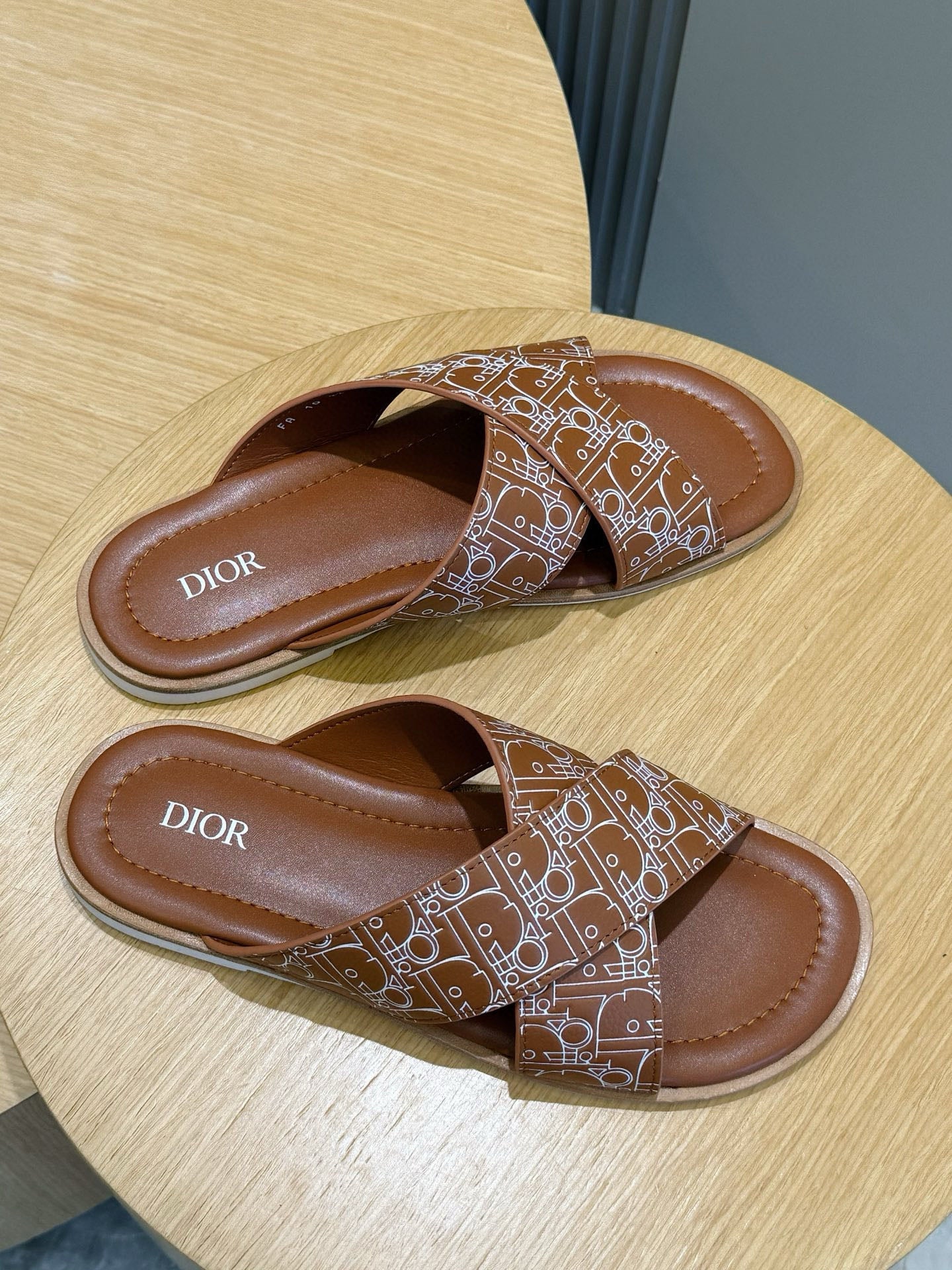 CD Alias Slide Brown Cowhide 643231