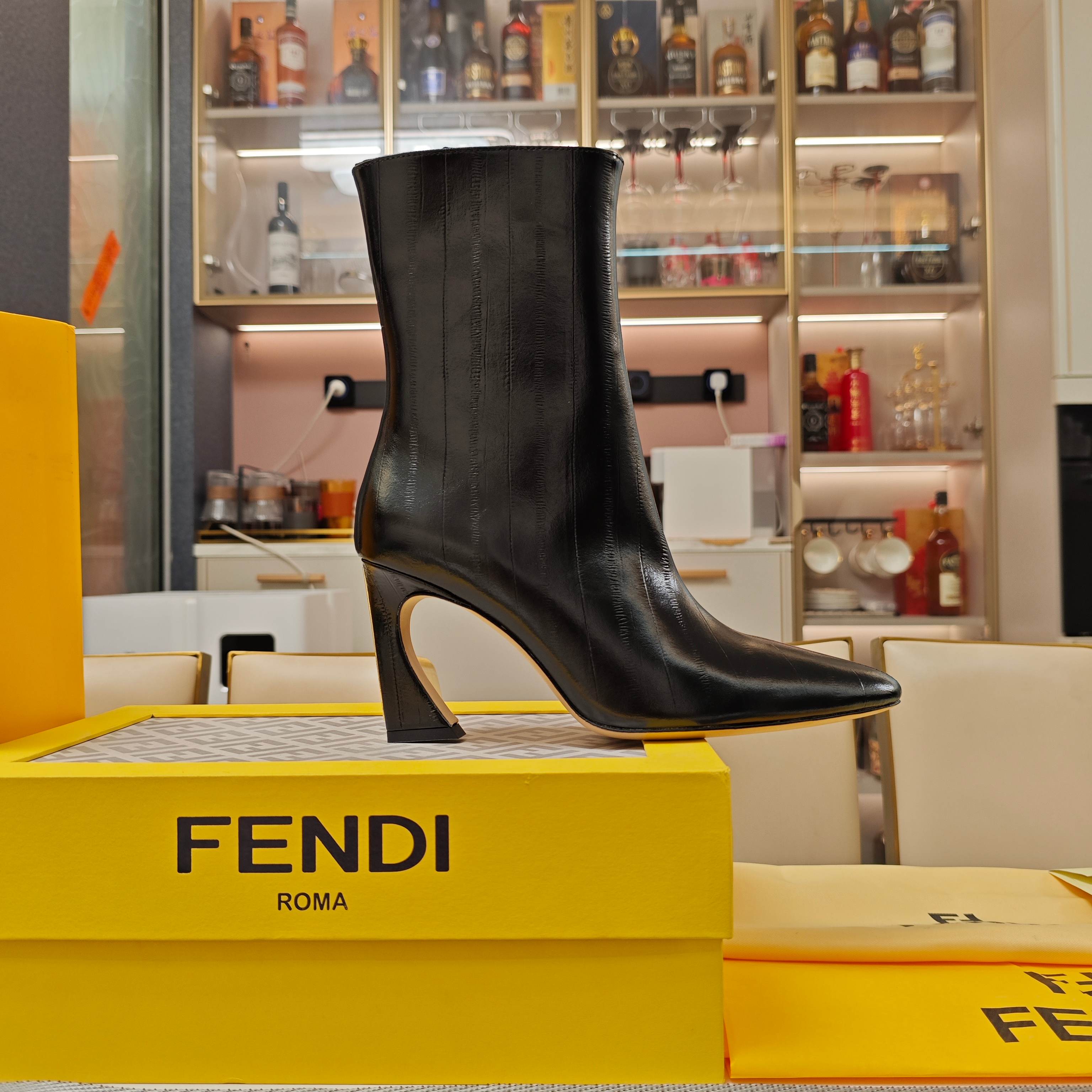 Fendi 25ss high-heeled boots black sheepskin 502714
