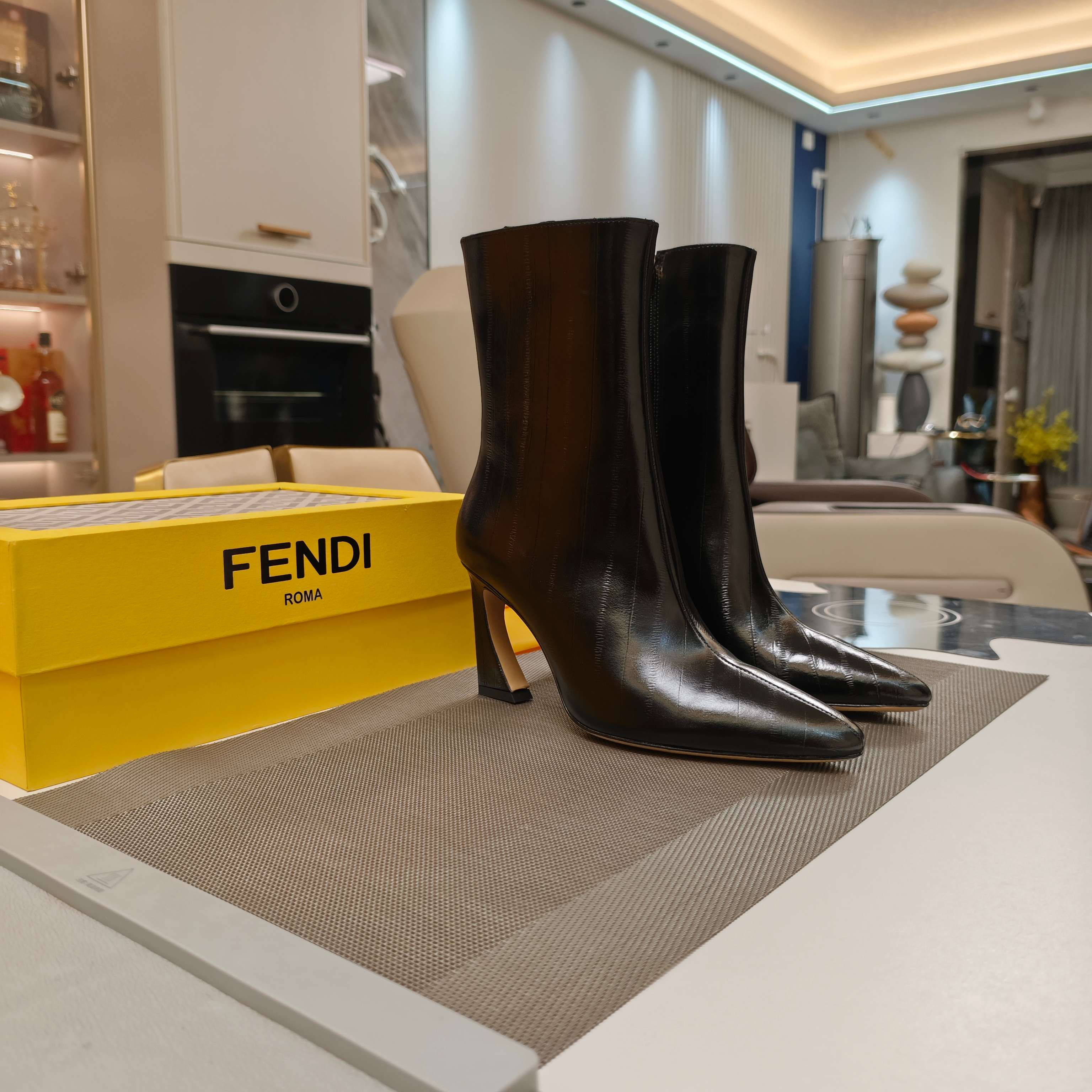 Fendi 25ss high-heeled boots black sheepskin 502714