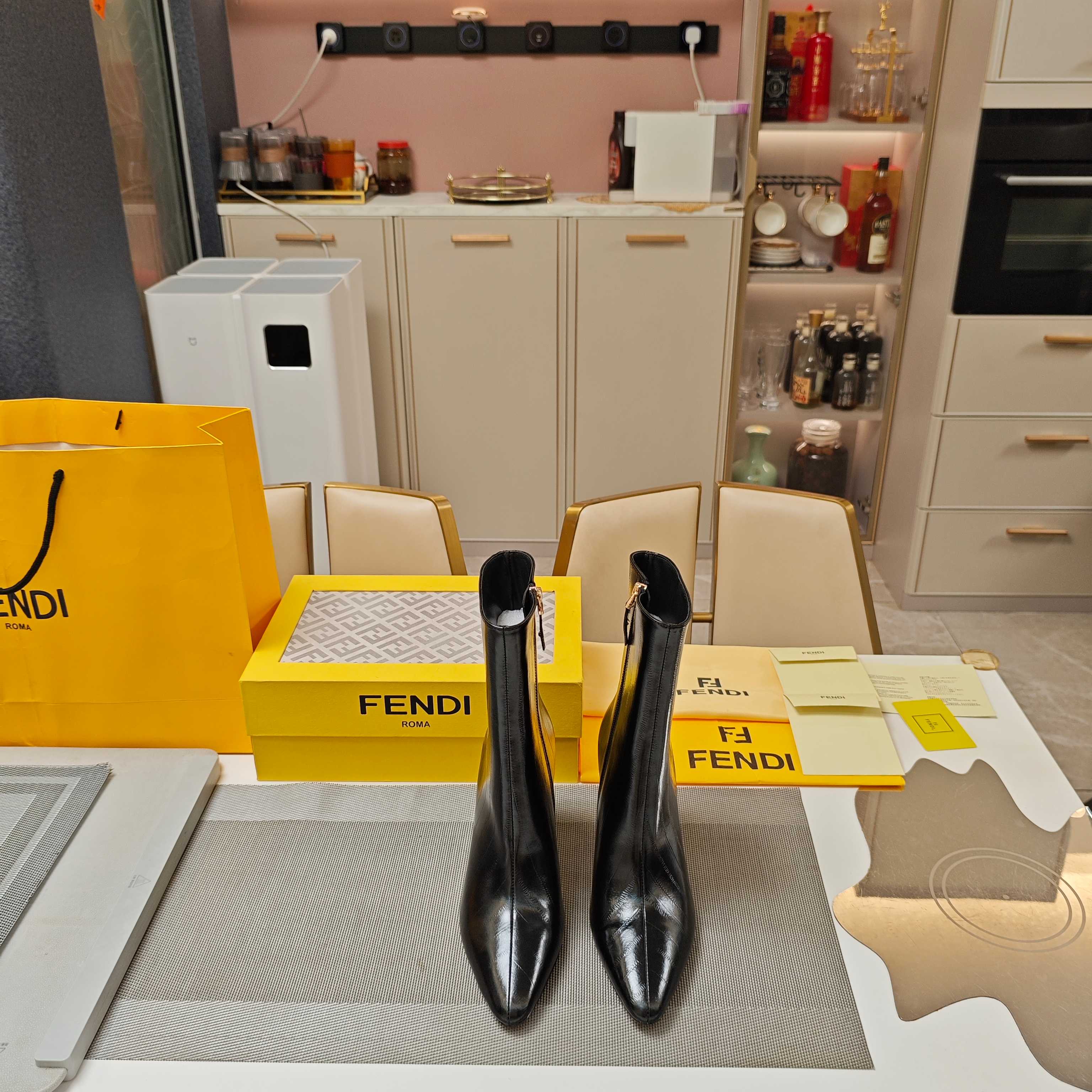 Fendi 25ss high-heeled boots black sheepskin 502714