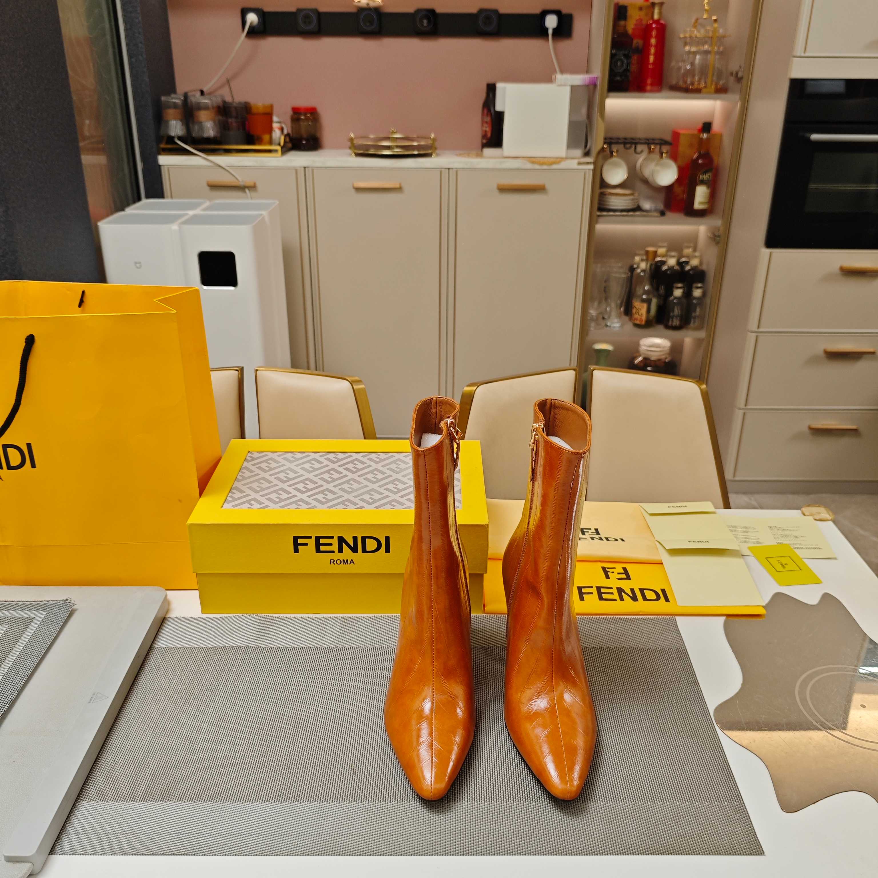 Fendi 25ss high-heeled boots caramel brown sheepskin 502716