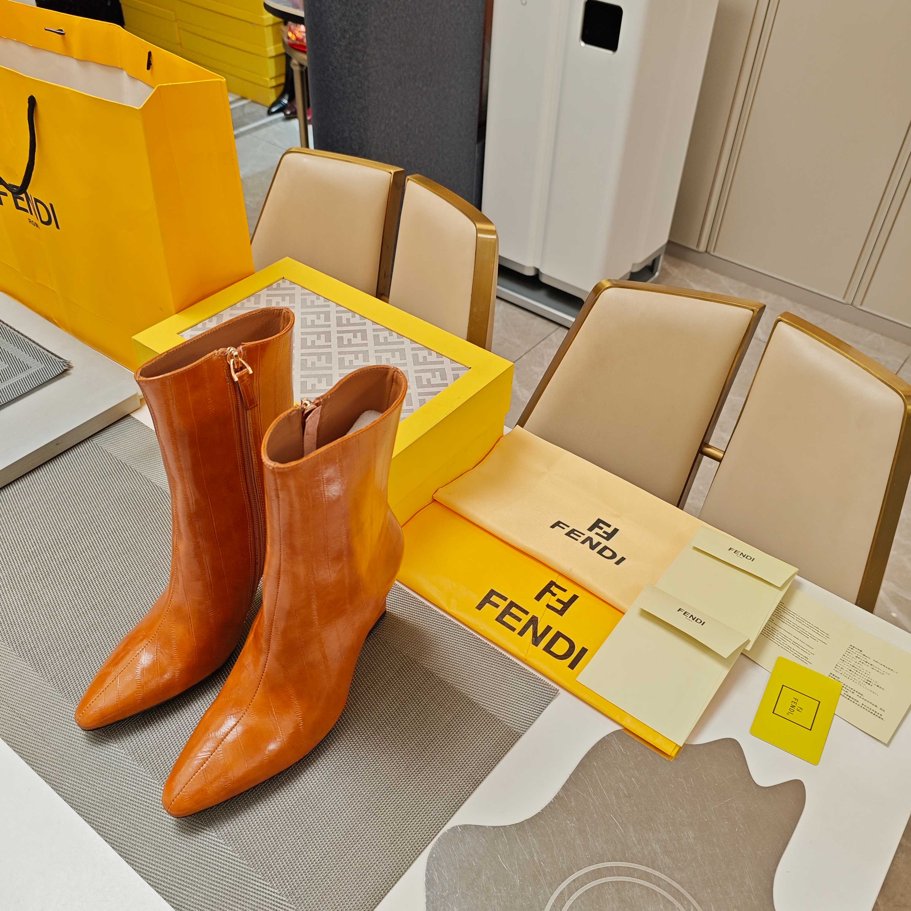 Fendi 25ss high-heeled boots caramel brown sheepskin 502716