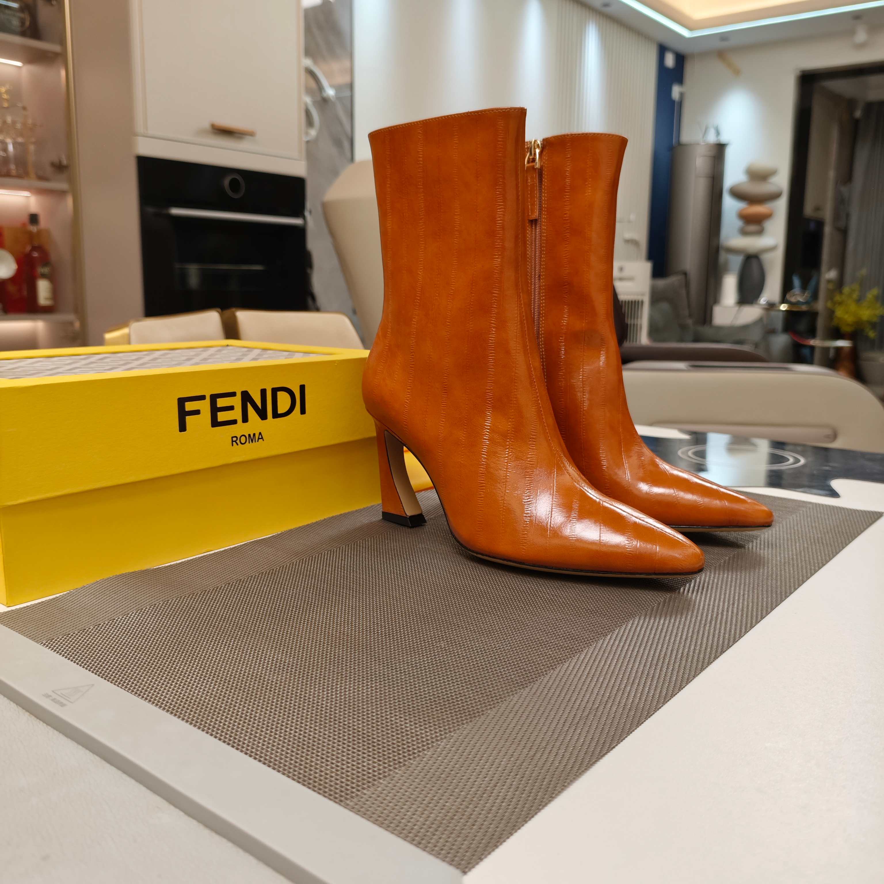 Fendi 25ss high-heeled boots caramel brown sheepskin 502716