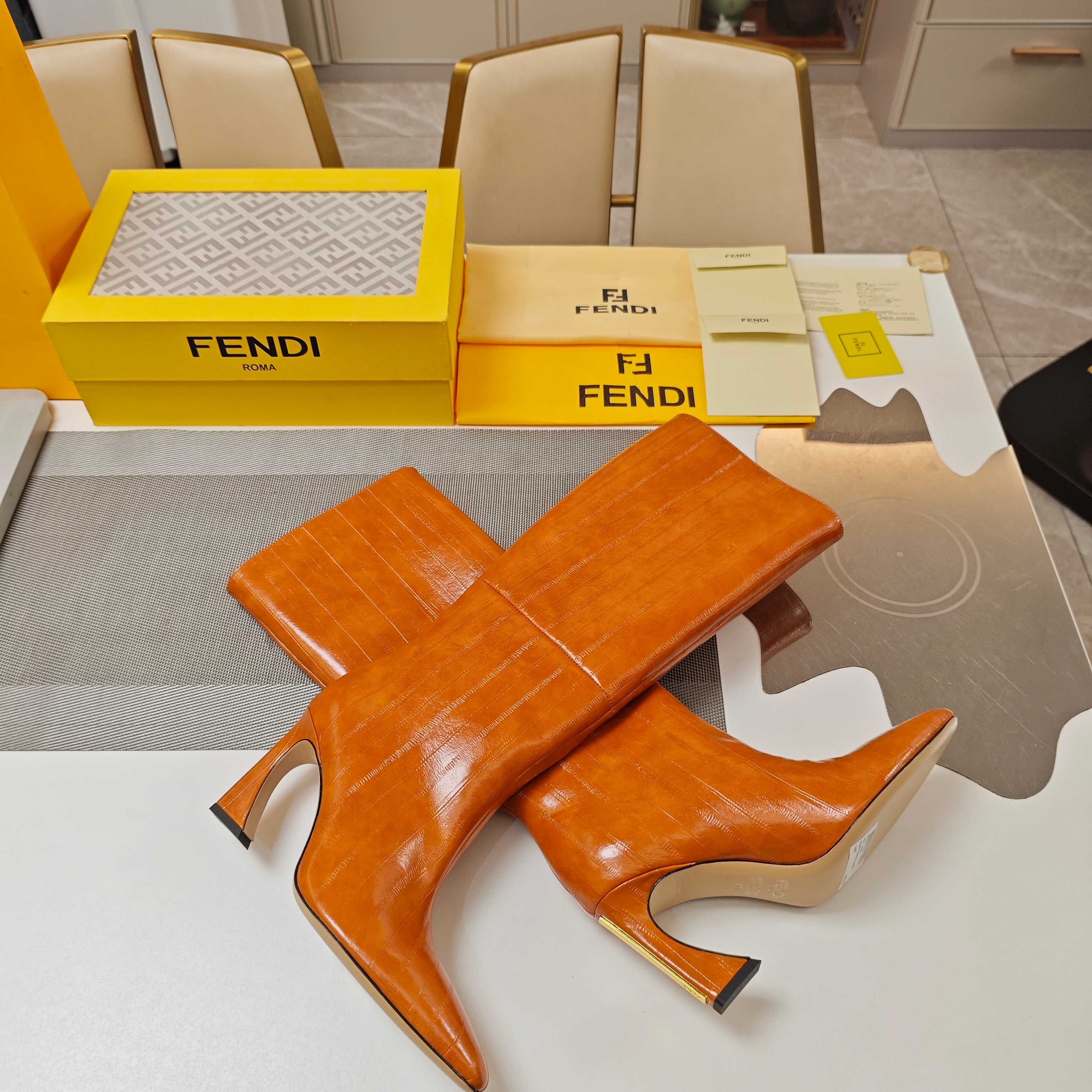 Fendi 25ss high-heeled boots caramel brown sheepskin 502720