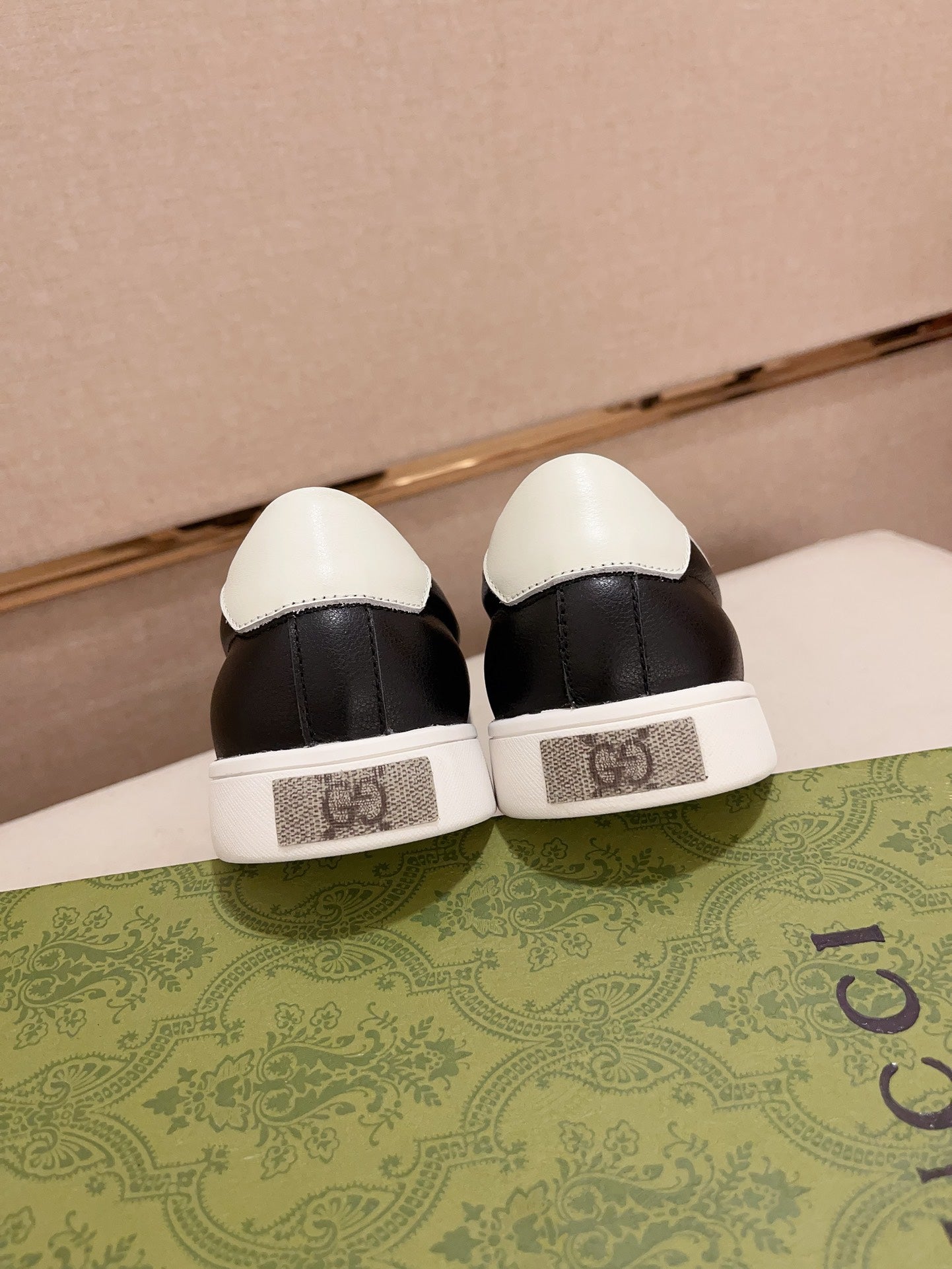 GG Men's Slip on Loafer Black Cowhide 533937