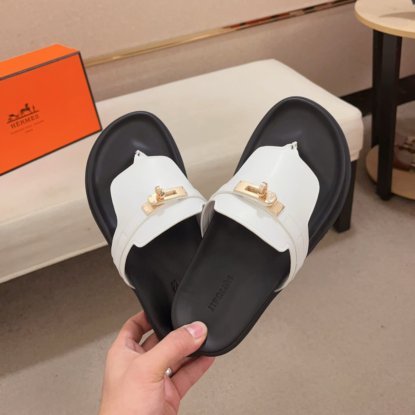 HM Men's Thong Sandals White Cowhide 564395