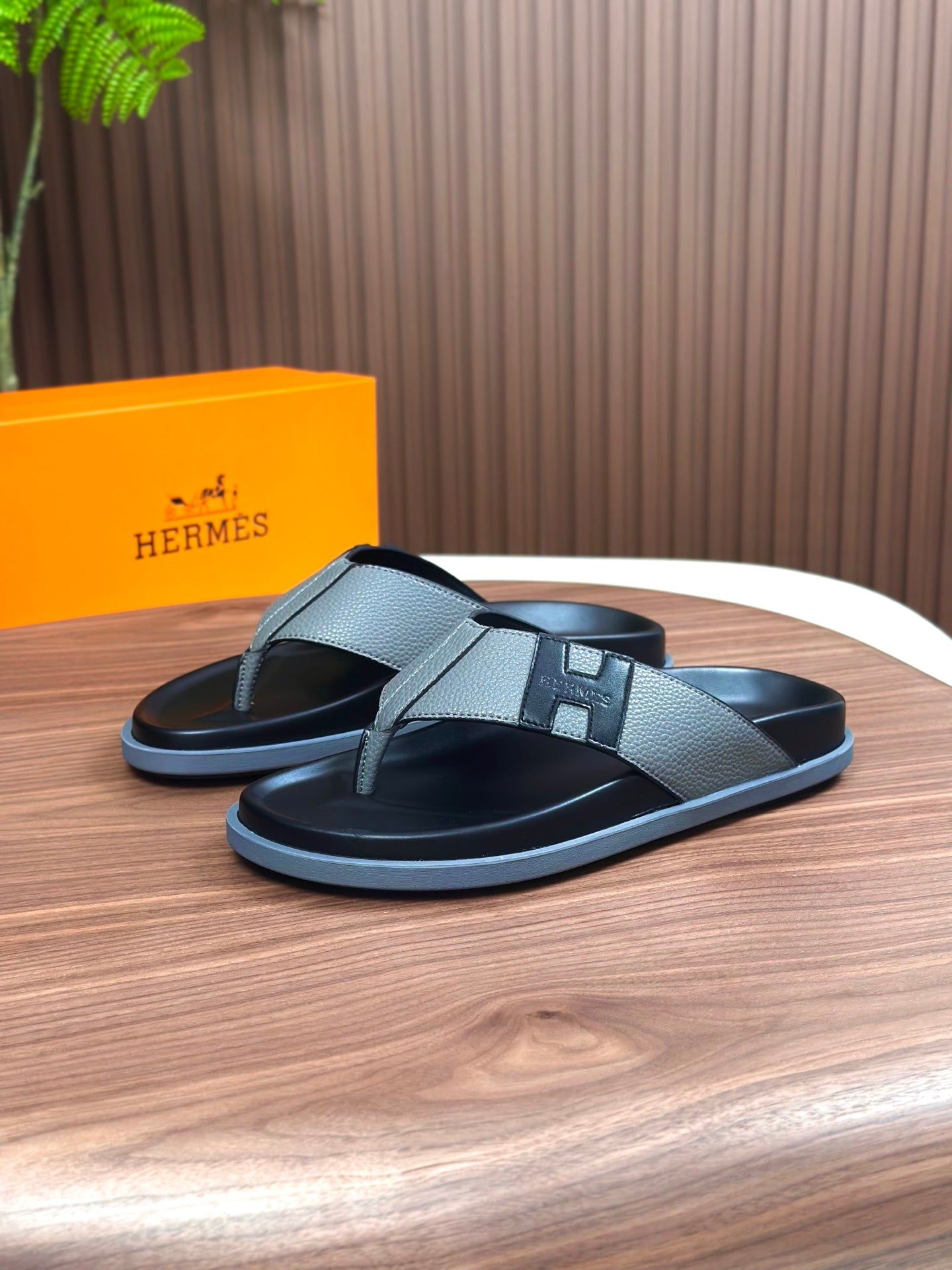 HM Men's Thong Sandals Grey Cowhide 684840