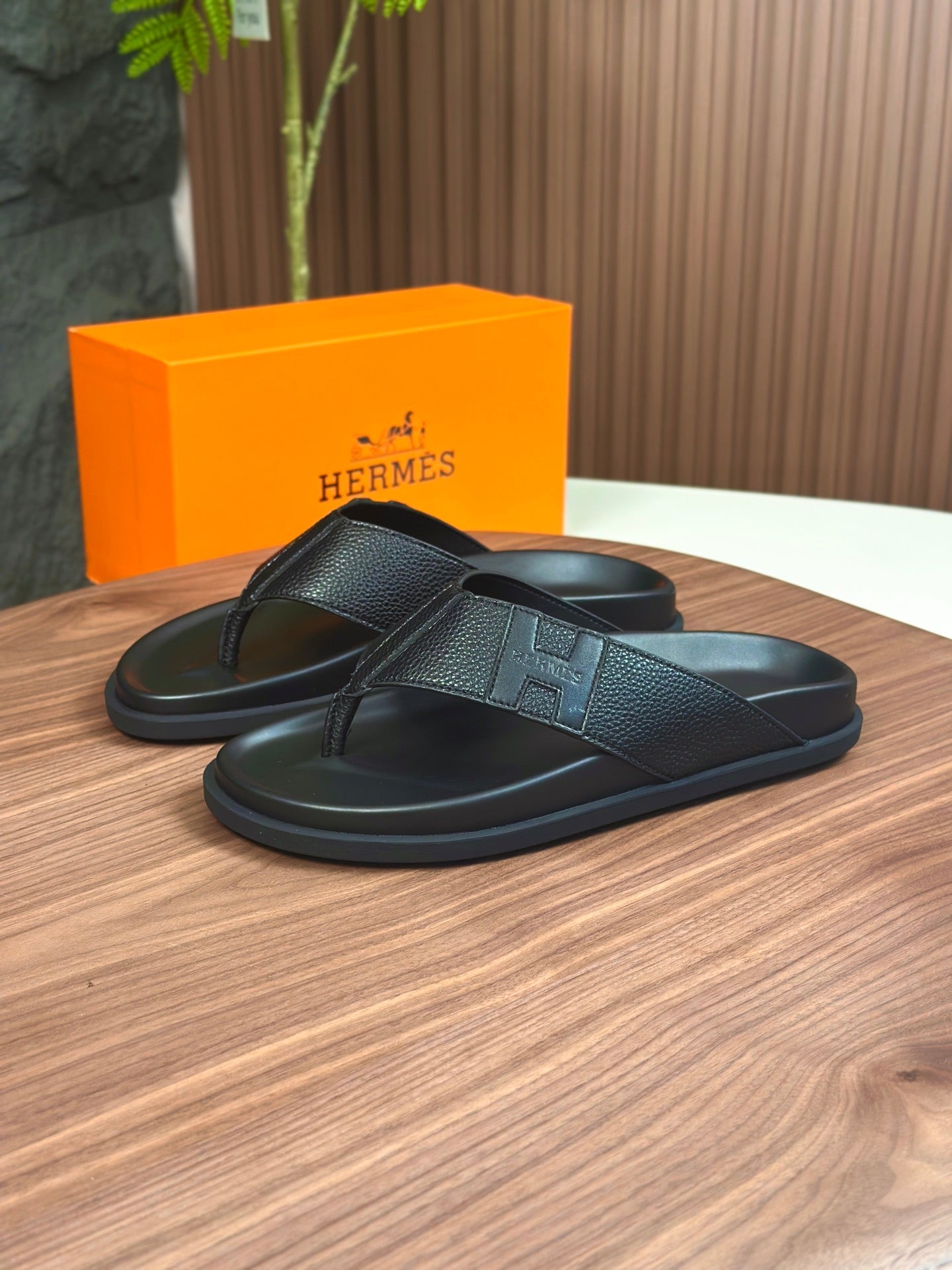 HM Men's Thong Sandals Black Cowhide 684842