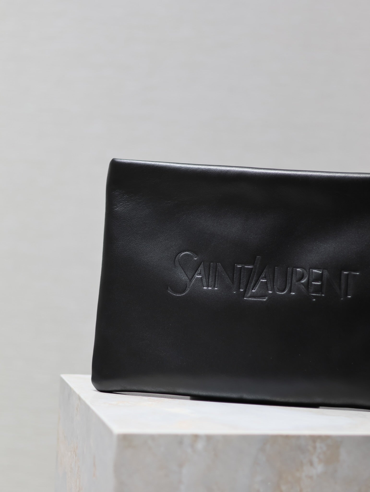 POUCH 30 IN BLACK CALFSKIN WITH EMBOSSED LOGO