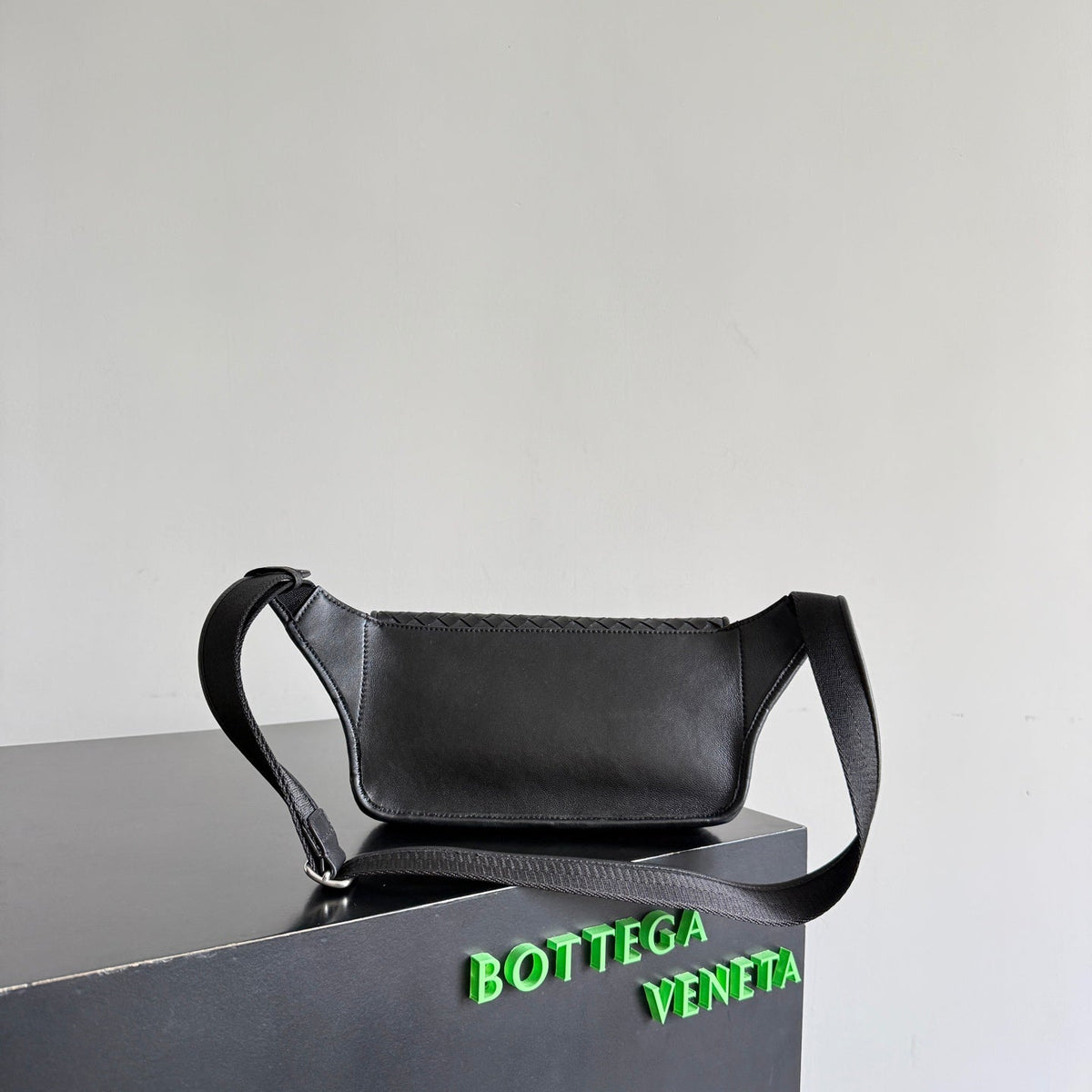 Bottega Veneta 2026 Veneto Sling Bag 33cm Black Lambskin