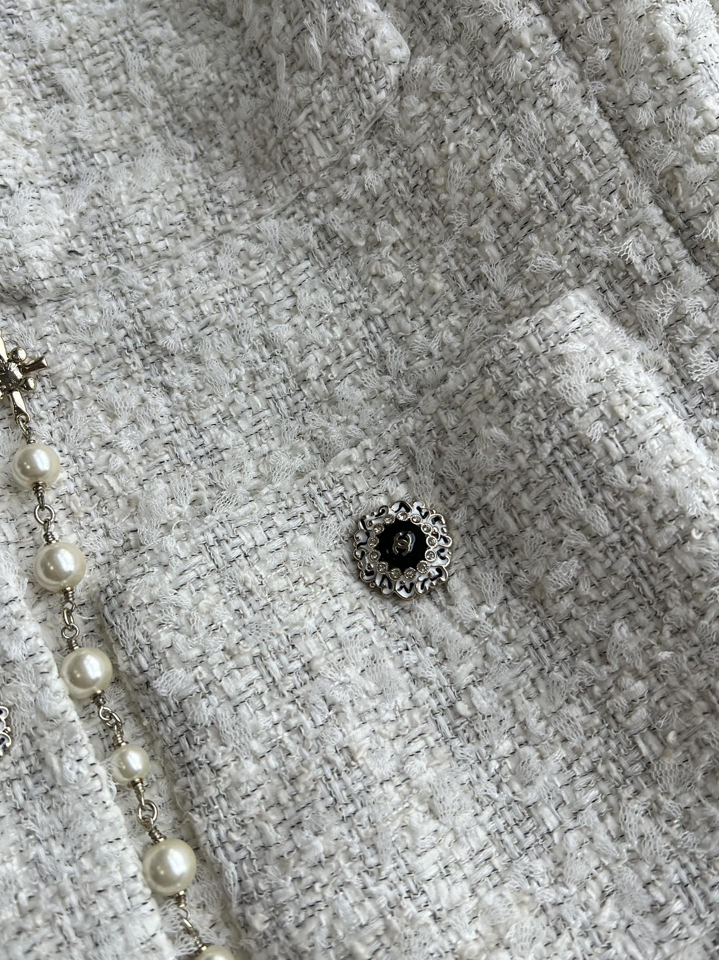 Chanel 2025 White Woven Tweed Fabric Jacket 318544