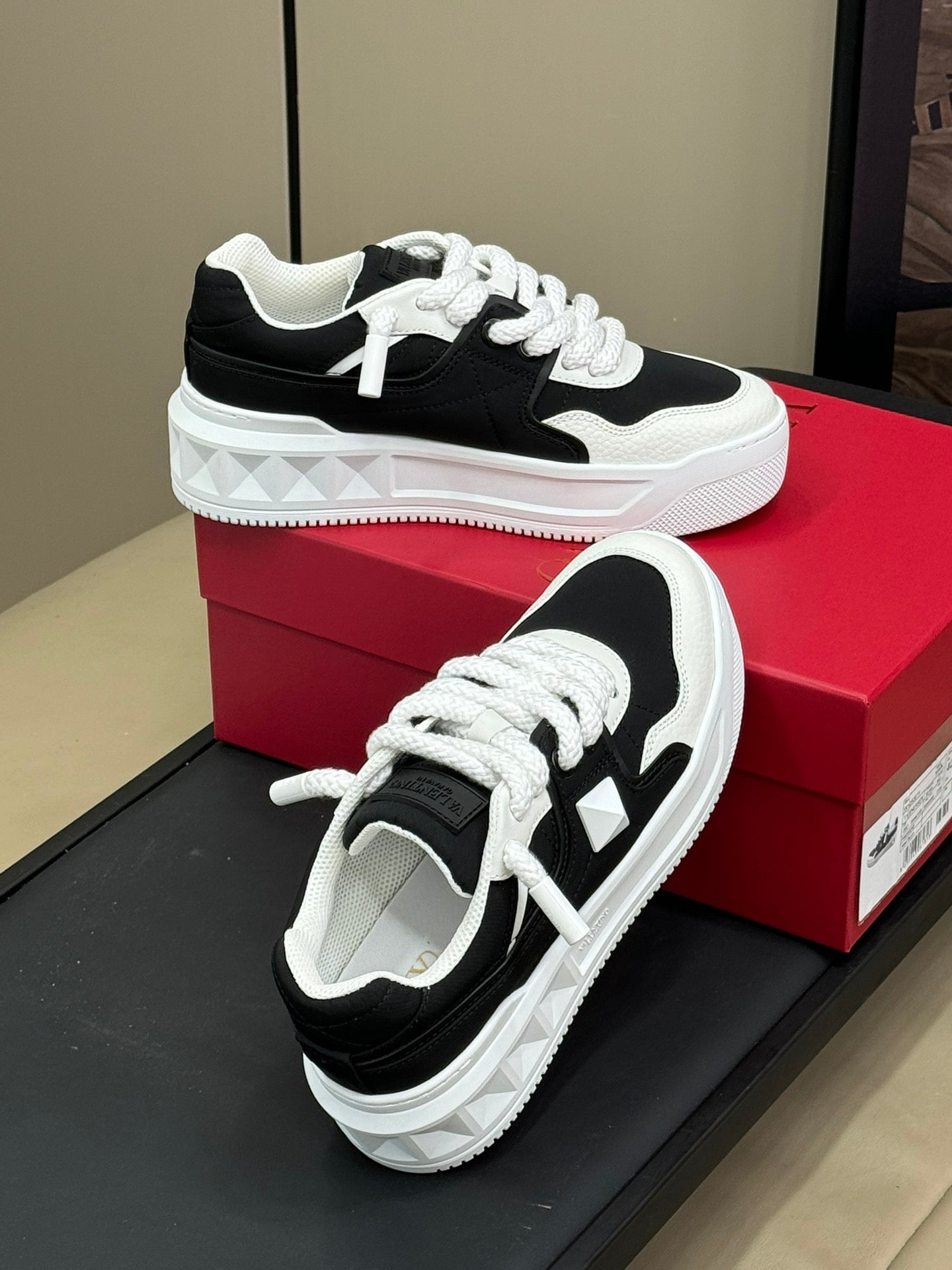 VT 2025 Sneakers Black White Cowhide 548580