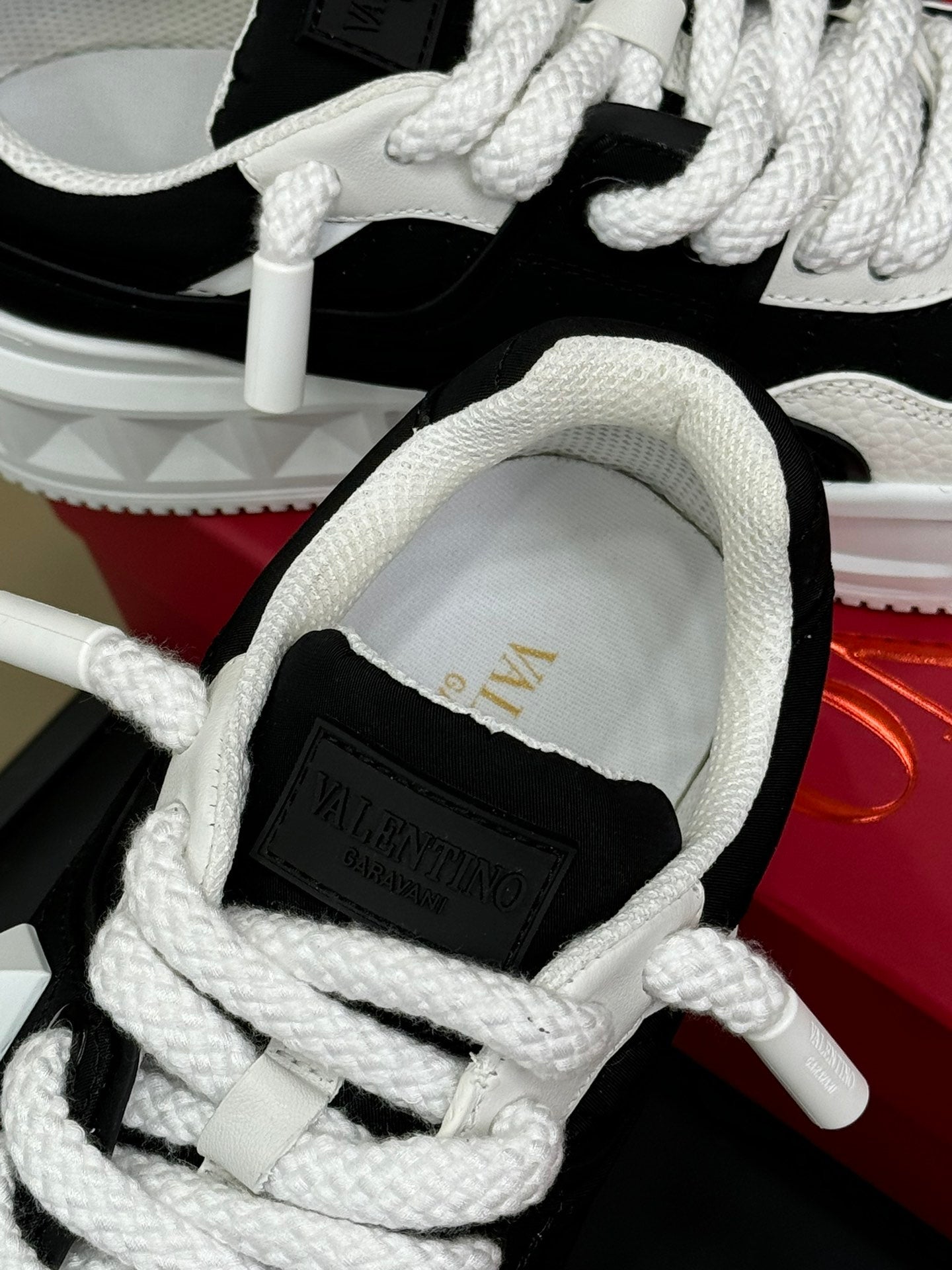 VT 2025 Sneakers Black White Cowhide 548580