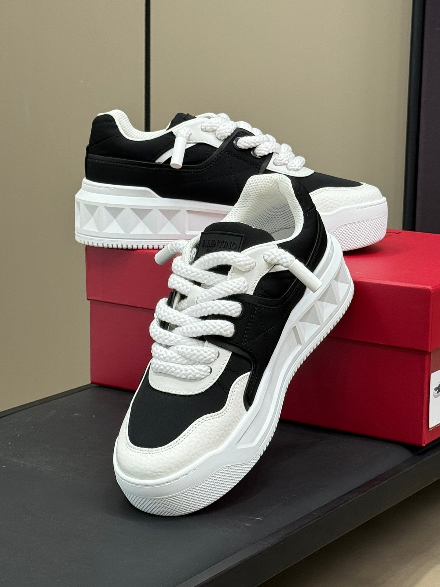 VT 2025 Sneakers Black White Cowhide 548580