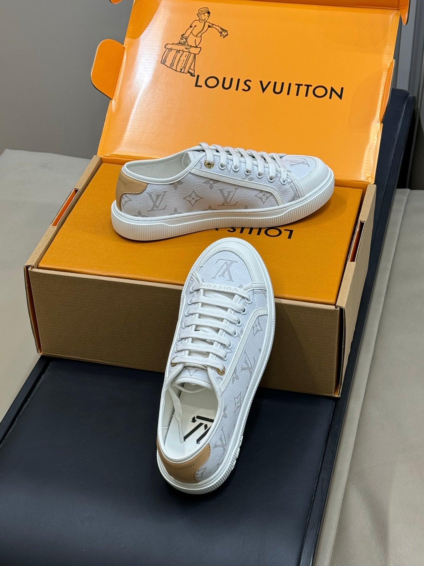LV 26ss Sneaker White Monogram Leather 621637